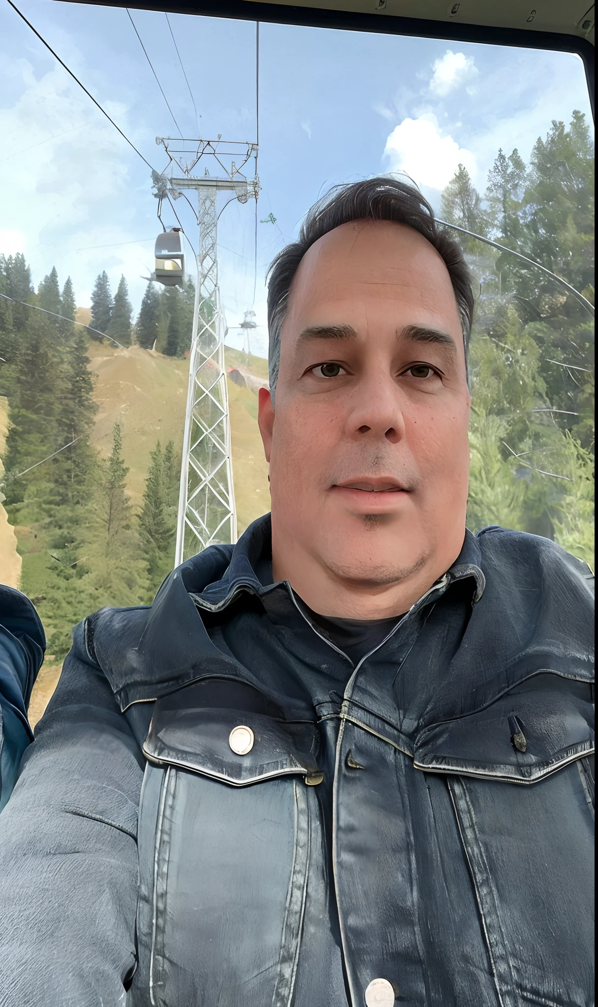 Man in denim jacket sitting on a cable car, selfie de um homem, com montanhas ao fundo, na montanha, Streamer do Twitch / Jogador Ludwig, Forrest em segundo plano, foto de perfil 1024px, com montanhas no fundo, Foto POV, com montanhas como pano de fundo, Forrest em segundo plano, imagem de perfil, Fotografia selfie 8k