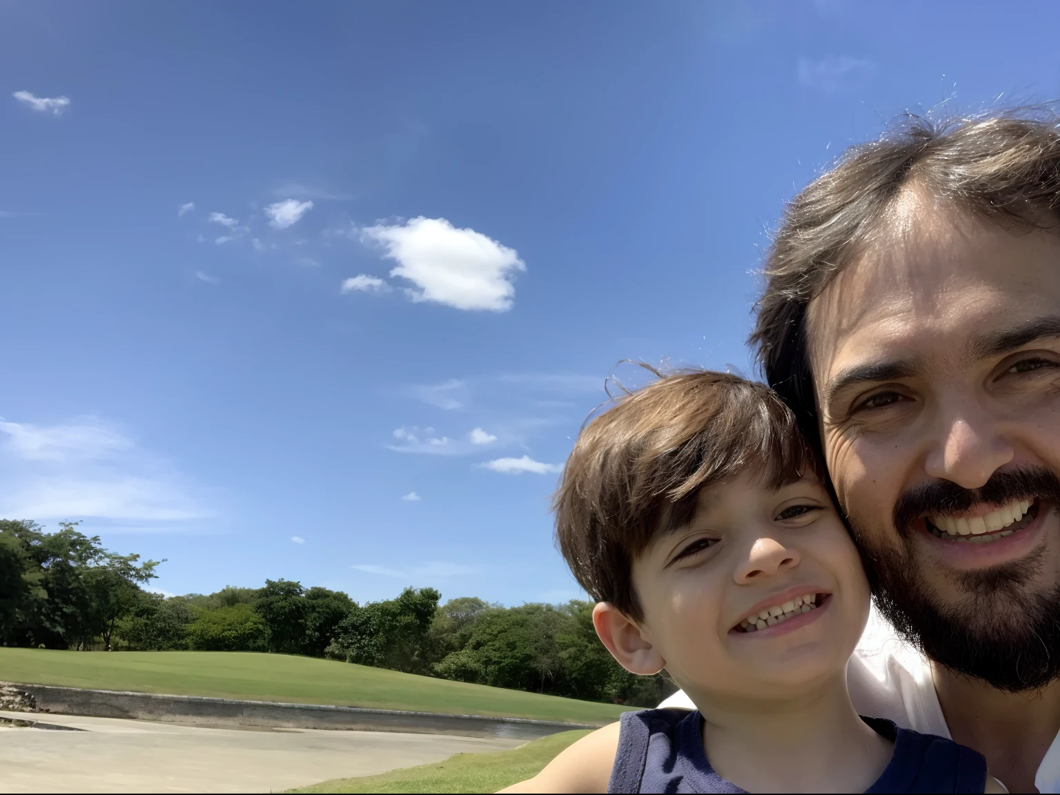 There's a man and a boy who are taking a selfie, no parque em um belo dia, Camilo GC, no parque, with a kid, com um parque ao fundo, em um parque, Parque em segundo plano, icaro carvalho, In Sao Paulo, divertindo-se, no Parque, Carmelo Blandino, cabrito