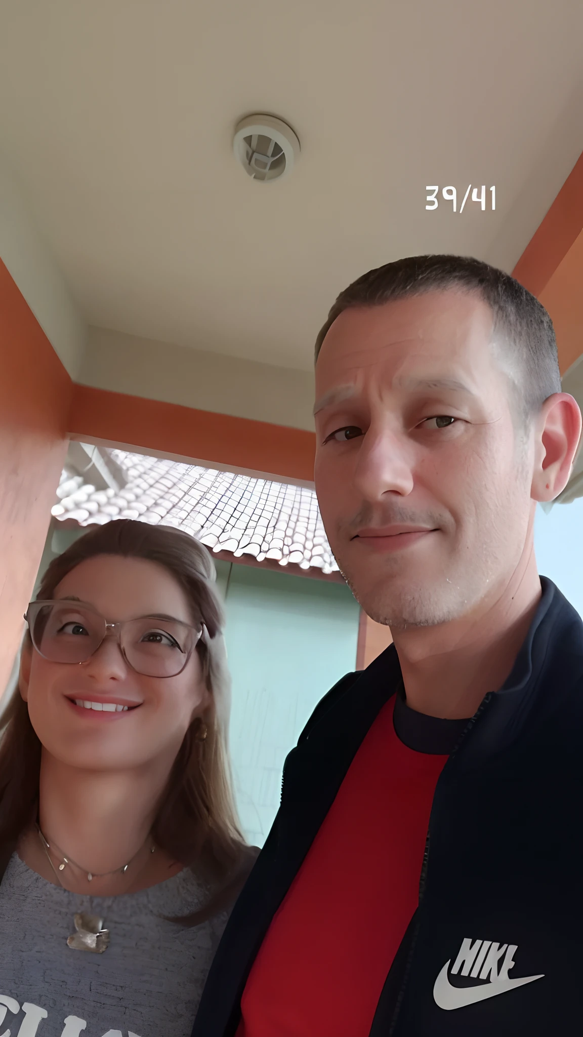 There is a man and a woman together outside a building, imagem de perfil, do lado de fora de uma casa, foto de perfil, imagem do avatar, Malika Favre, Fotografia tirada em 2 0 2 0, album photo, Directed by: Nandor Soldier, Directed by: Felipe Seade, Fotografia selfie 8k, foto do perfil, in front of the house, david rios ferreira