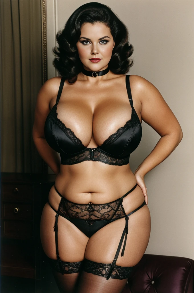 2 milf, BBW, photo vintage, very Busty, visage parfait, erotick, cheveux , noir, tache de rousseur, 1974, aroused, american shot (3/4 coups) Satin , moulant, montrant son , Foires, choker, Belle, BDSM