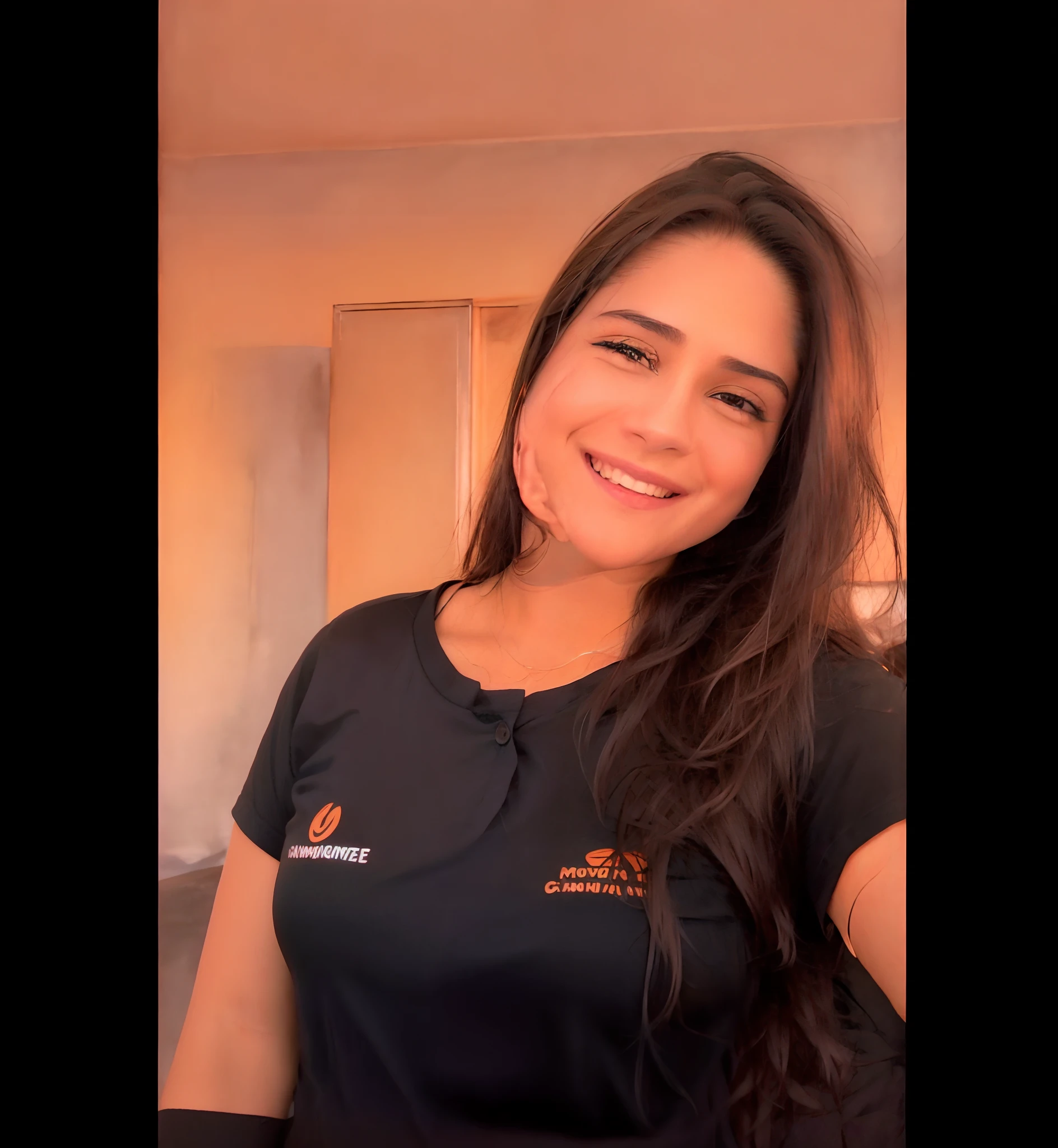 Smiling woman in black shirt with orange trim and orange shirt, fernanda suarez, andrea rocha, by Amelia Peláez, Estefania Villegas Burgos, Directed by: Emerson Silva, Malika Favre, Valentina Embaralhamento, preto e laranja, Marischa Becker, com um fundo escuro preto, Anos Imane, com um fundo preto