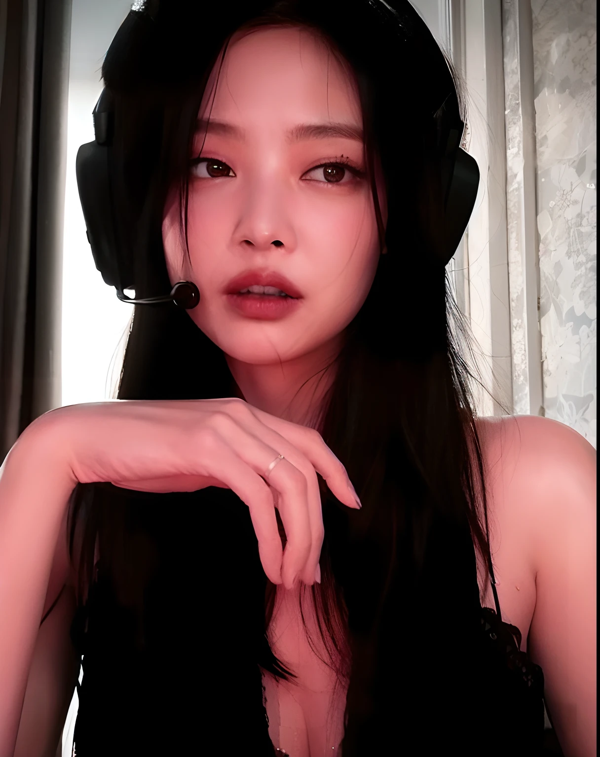 There's a woman with headphones posing for a photo, jennie blackpink, jossi do blackpink, linda Delphine, kanliu666, Jisoo do Blackpink, 🤤 retrato da menina, jisoo do blackpink, Tifa Lockhart, cruel korean goth girl, Mulher sul-coreana bonita, dilraba dilmurat, Gongbi, tifa lockheart