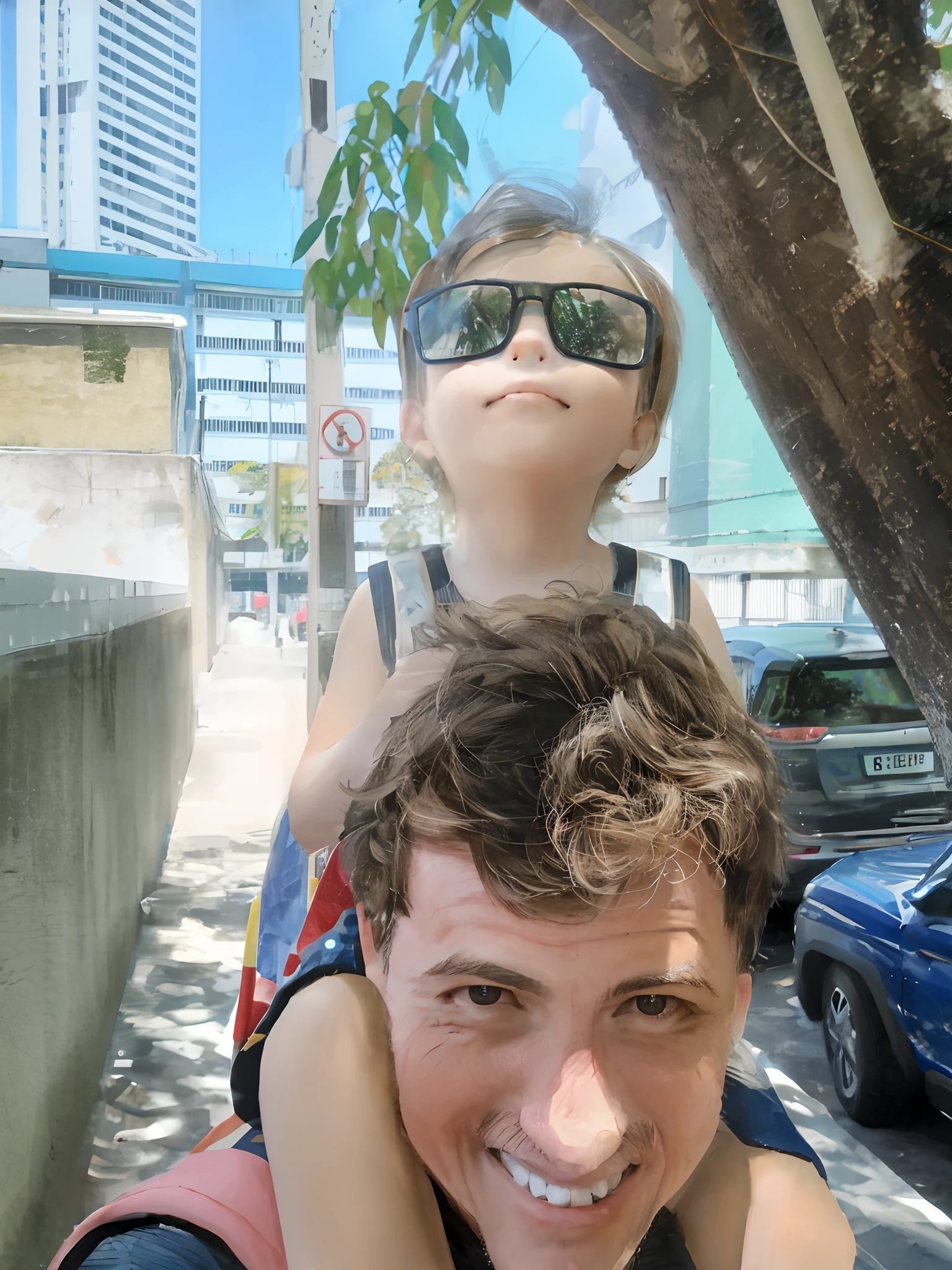 there is a man and a child who are together, elevando-se acima de uma pessoa pequena, with a kid, testa larga paterna carinhosa, towering over the camera, with a big head, Assumido em Go Pro Hero8, Homem de 4 0 anos, na rua da cidade, Tiro com iPhone 1 0, 3 6 anos, looking-into-camera