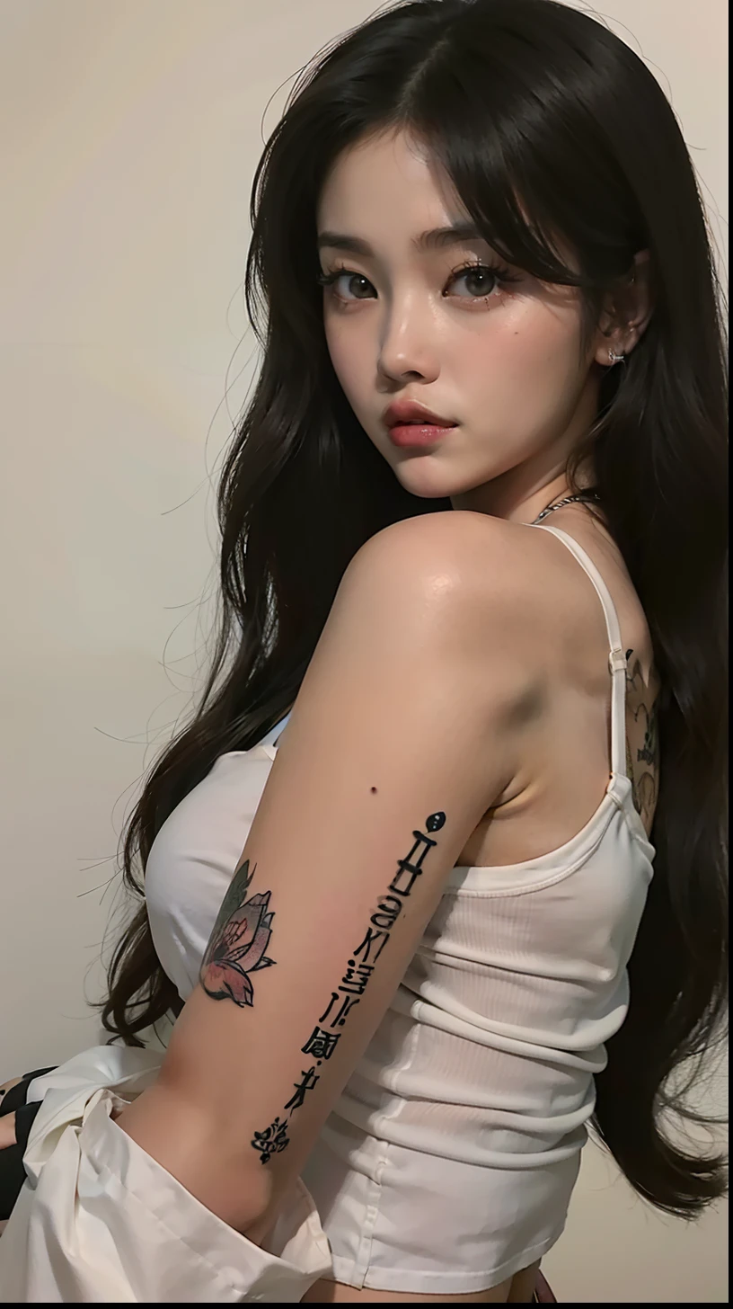 Mujer arafed con un tatuaje en el brazo y una camisa blanca, Manga de tatuaje en su brazo derecho, de chica taiwanesa con tatuajes, Blackpink Jennie, Thick Line Ink, Chica coreana, Tatuaje de brazo, con tatuajes, Hermosa mujer surcoreana, Photograph of a tattoo on the sleeve, abajo brazo izquierdo y espalda, Imagen filtrada, Jisoo de Blackpink, Bae Suzy