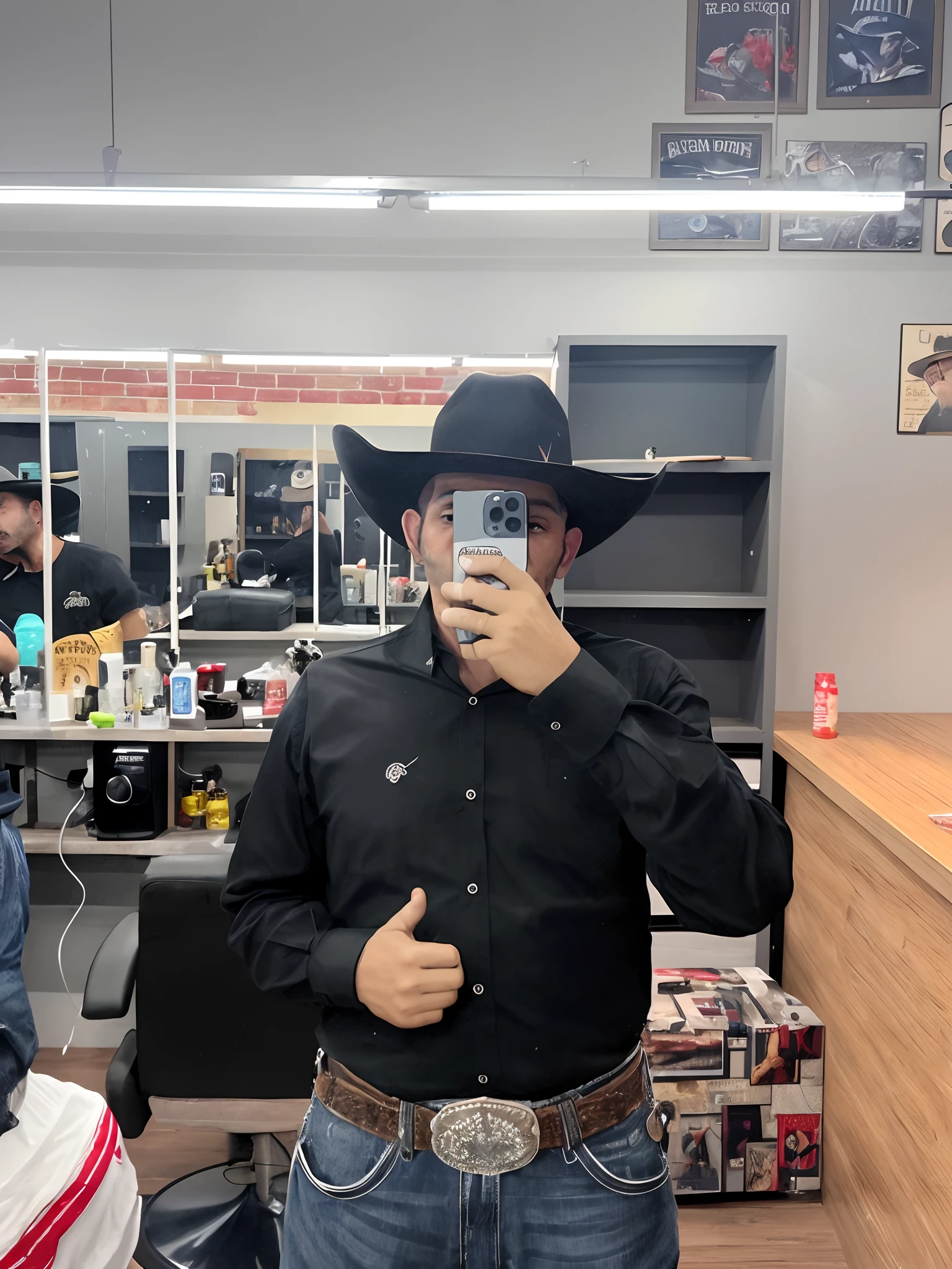 Araffe man in a cowboy hat taking a selfie in a barbershop, wearing a cowboy hat, wearing cowboy hat, estilo cowboy, Cowboy Negro, simetria!! Retrato de um cowboy, Back photo of a cowboy, Vaquero mexicano, Tema Cowboy, grey hair and a cowboy hat, 🤠 usando um 🖥, Stetson preto e casaco