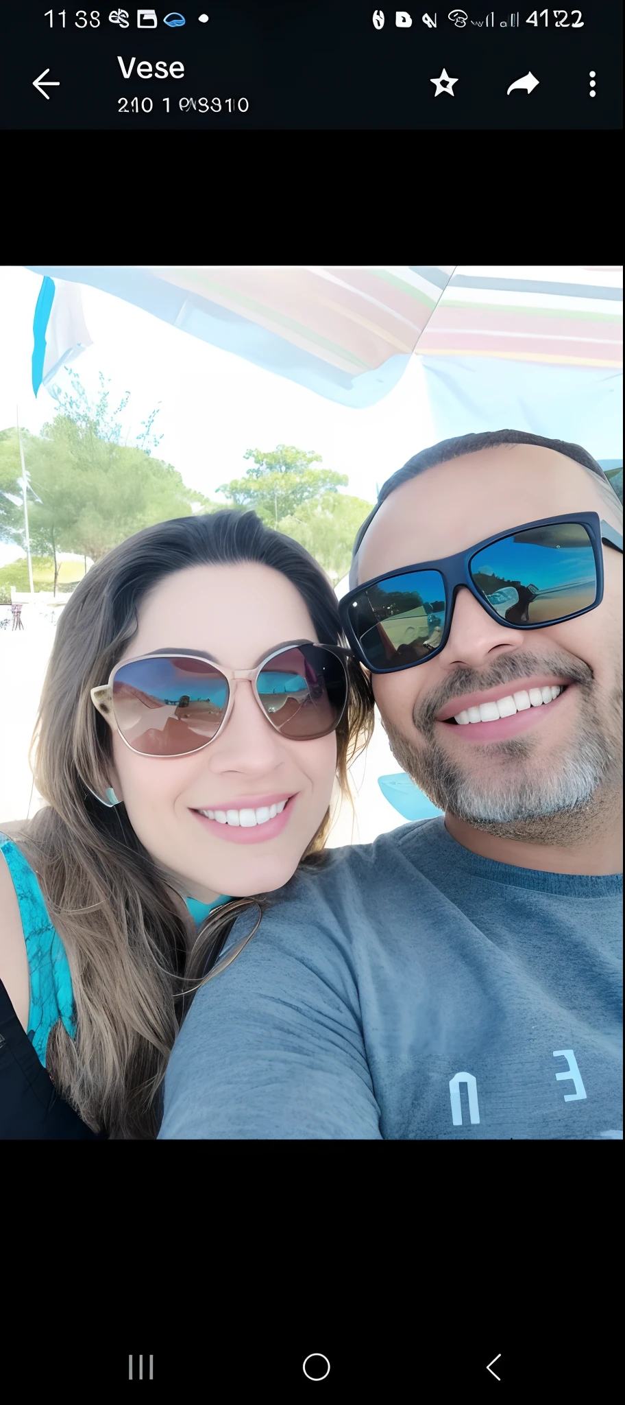 there is a man and a woman taking a selfie together, imagem de perfil, vacation photo, foto de perfil, Casal feliz, imagem do avatar, momma and papa, lindo dia ensolarado, Fotografia tirada em 2 0 2 0, dia ensolarado brilhante, facebook post, foto do perfil, Fotografia selfie 8k, standing near the beach, par, Directed by: Nandor Soldier