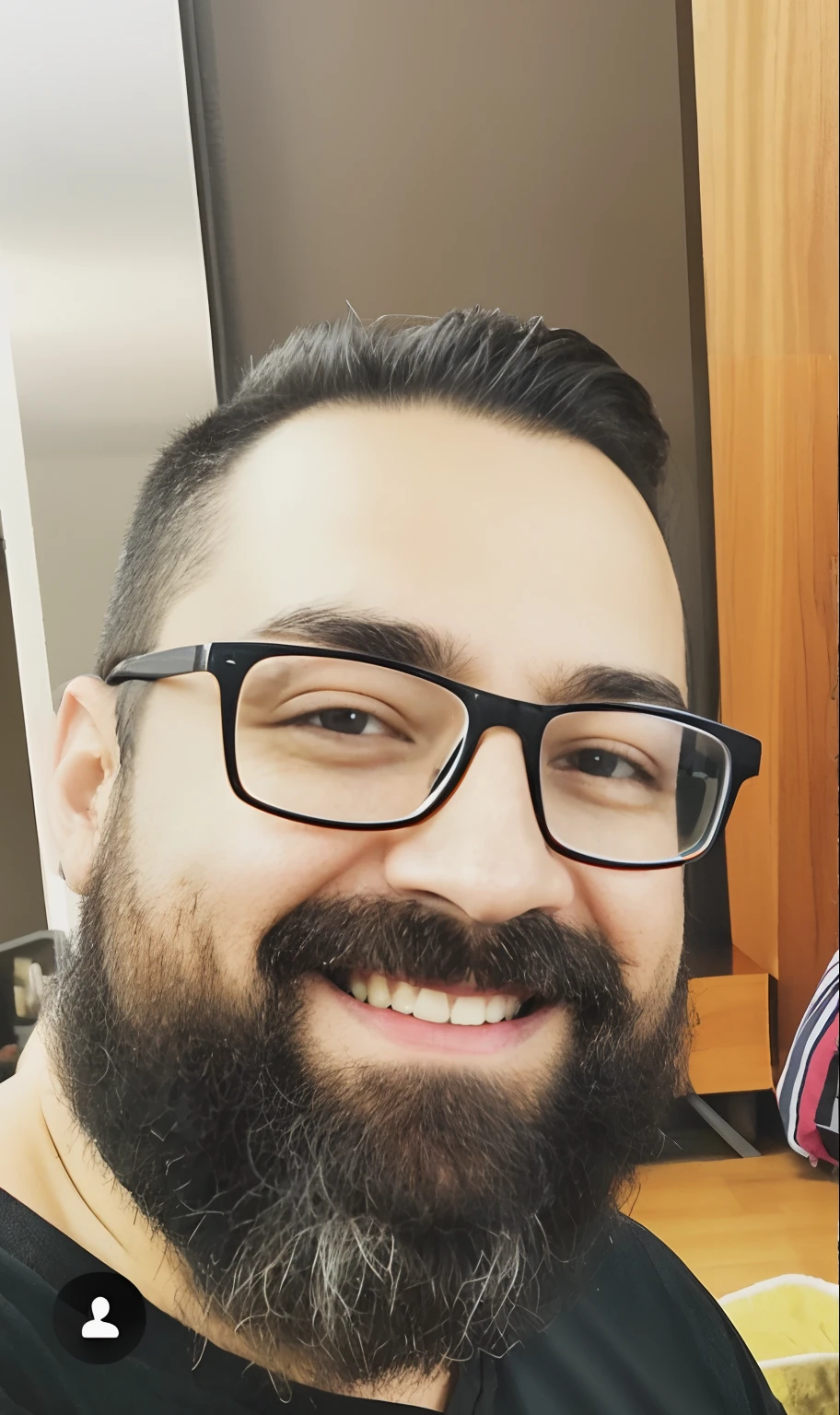 there is a man with glasses and a beard smiling for the camera, foto de perfil headshot, with nerdy glasses and goatee, cerca de 3 5 anos, com nerd! glasses! e cavanhaque, 3 2 anos, sem barba, com uma barba pequena, with glasses and goatee, barba cheia, 3 6 anos, sem barba, 2 9 anos