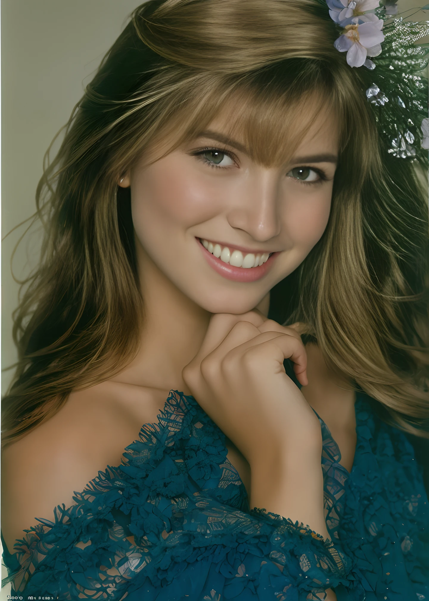 Foto de uma mulher com um vestido azul e uma flor no cabelo, Foto colorida dos anos 90, Foto de retrato da Sears de 1990, tiradas em meados dos anos 2000, yearbook photo, tiradas no final dos anos 2000, Tiro de glamour, tiradas nos anos 2000, em torno de 1 9 anos