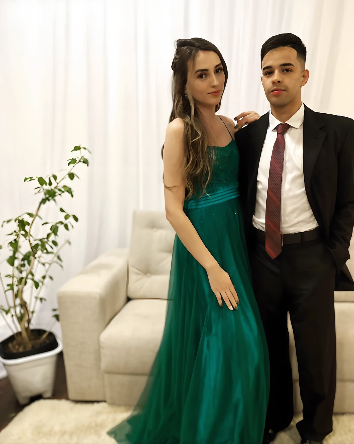 There are two people together in a living room, vestido verde, Lovely couple, usando um vestido formal, Directed by: David Ruby, vestido verde de corpo inteiro, by Amelia Peláez, usando um vestido de noite, terno verde e gravata borboleta, inspired by Antônio Parreiras, com ela longa, vestido verde escuro, um casal elegante