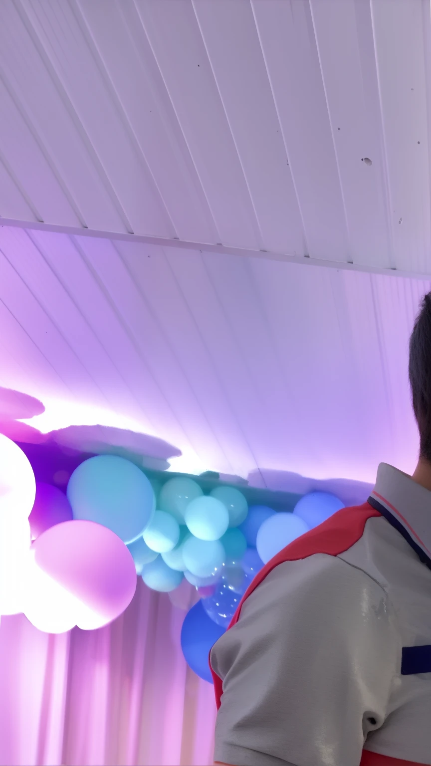 There's a man and a woman kissing in a room with balloons, Lovely couple, imagem de qualidade muito baixa, background is celestial, he is! cerca de 3 0 anos de idade, beijando juntos fofos, Casal feliz, they are in love, Directed by: Nandor Soldier, par, Fotografia tirada em 2 0 2 0, 4 k post, Postagem 4k