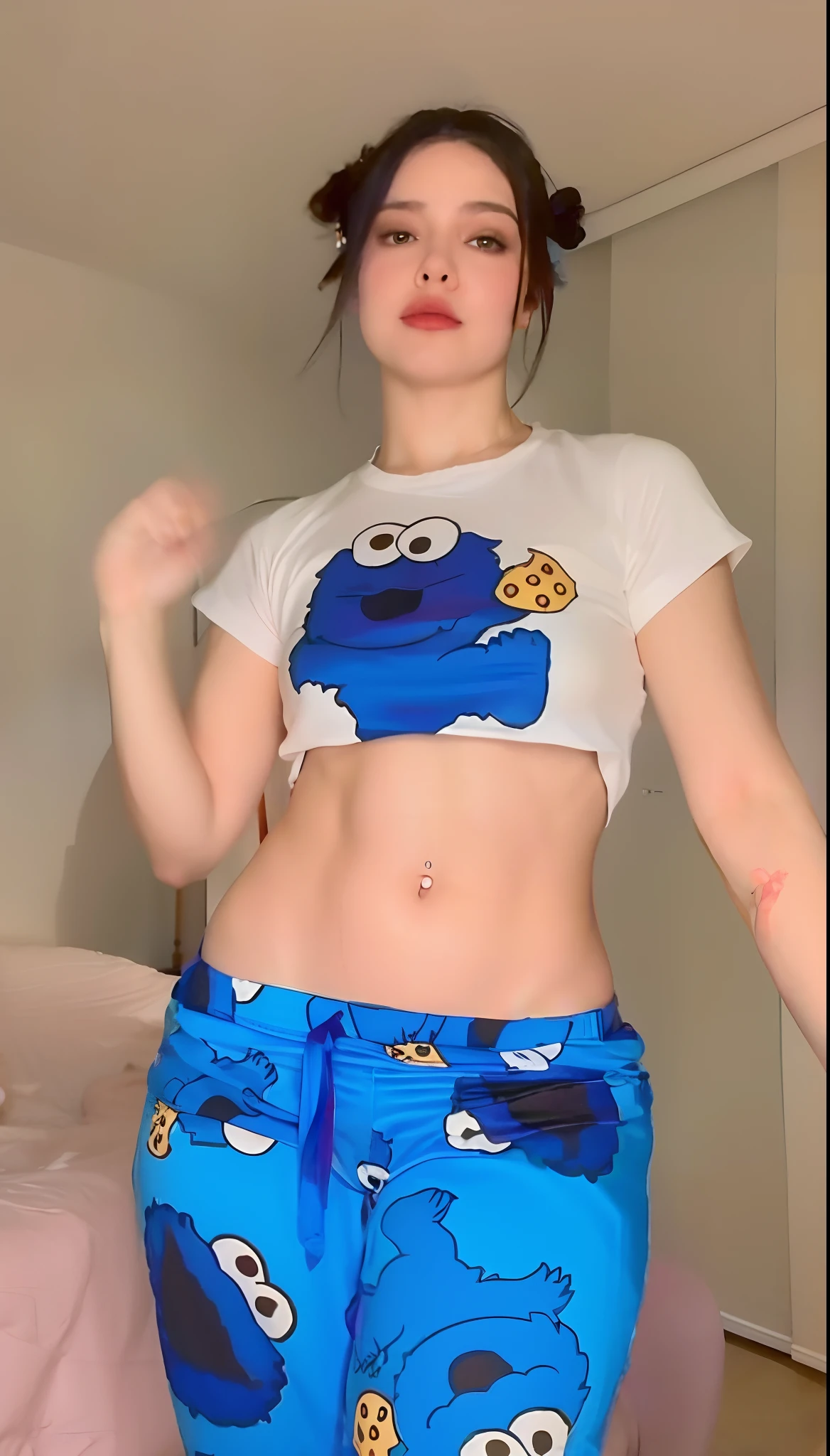 Woman wearing blue pants and a white shirt, her belly button is exposed, Ella tiene un vientre redondo y gordo y tembloroso, better known as amouranth, joven hermosa Amouranth, ombligo mostrando, Camisa corta y abdominales fuertes, her hand is on her waist, .gif, Amouranth, Su vientre es gordo y redondo, cara perfecta, facciones hermosas