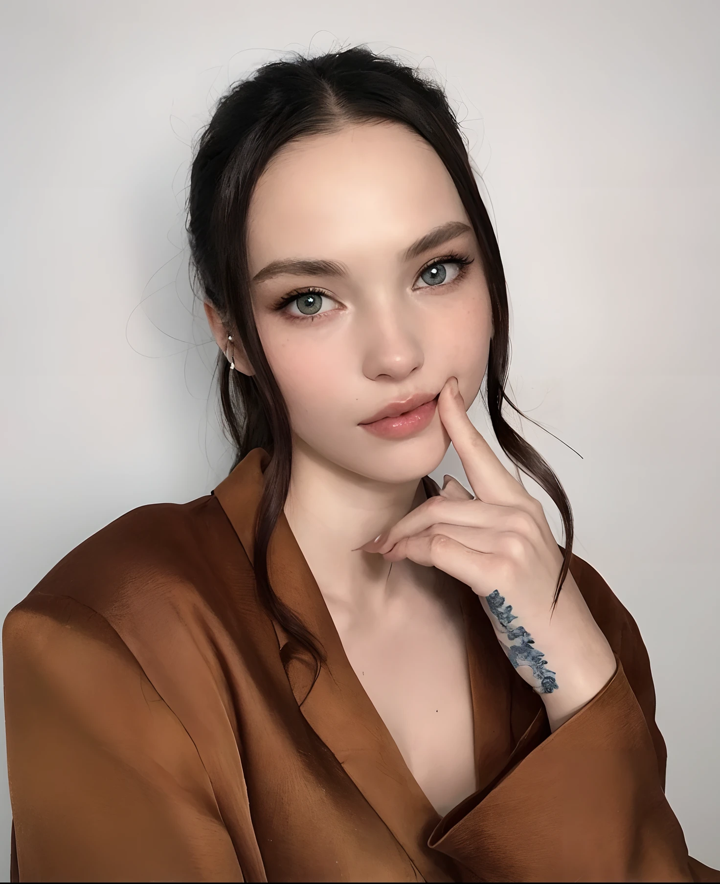 Un primer plano de una mujer con un tatuaje en la mano, Retrato Sophie Mudd, Estilo de Julia Razumova, Anna Nikolanova aka Newmilky, sonrisa sensual, Cara como Ester Exposito, with pale skin, Retrato de alta calidad, Modelo de Instagram, angelina stroganova, pale, shiny skin, Anastasia Ovchinnikova