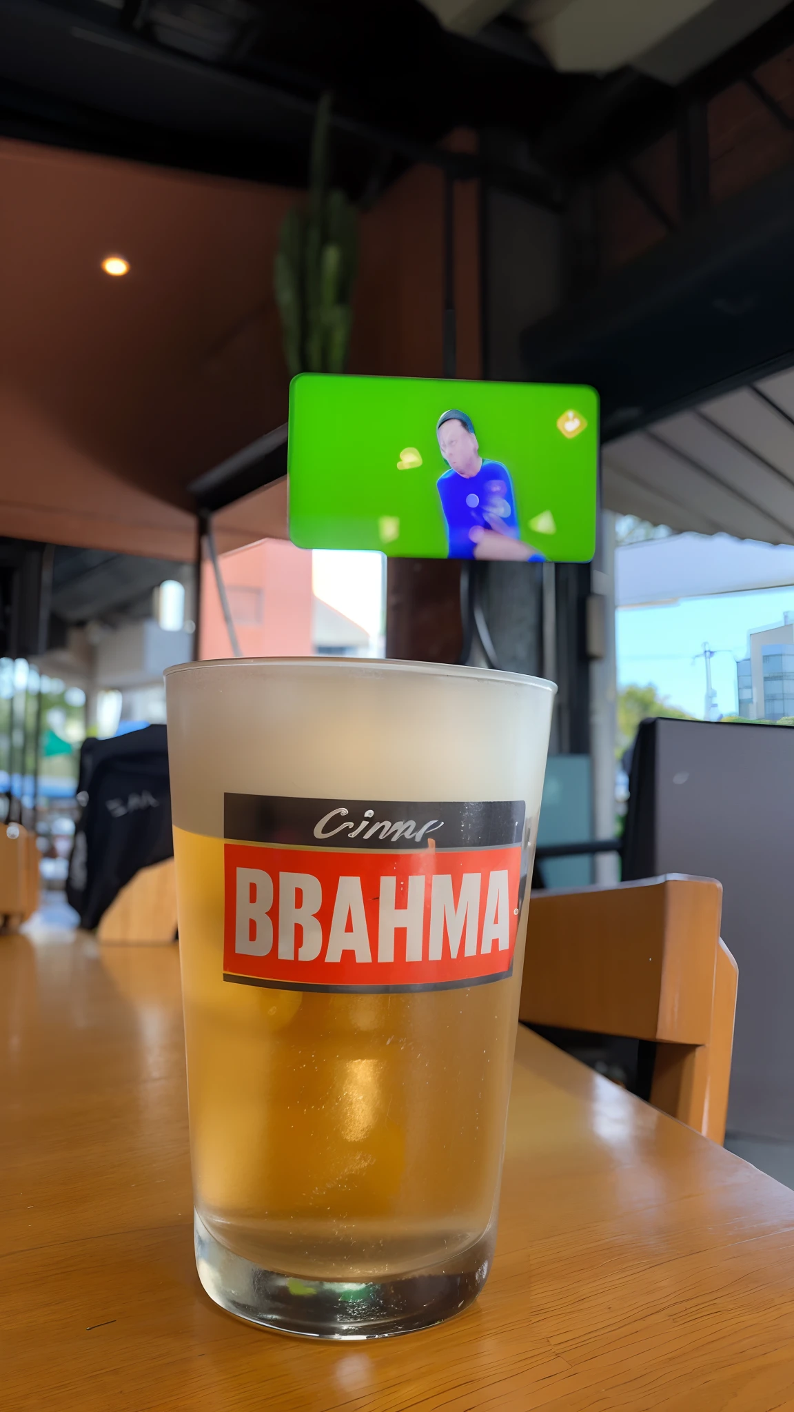 There's a street sign on the corner of a building, arhitectural shot, tiro do telhado, Geometric lines in the sky, Looking Up The Sky, arhitectural shot, arquitetura minimalista, shot from a low angle, low-up angle, low angle perspective, olhando de um pouco abaixo, Low angle photo, interesting angle, perspectiva de baixo, Olhando para cima