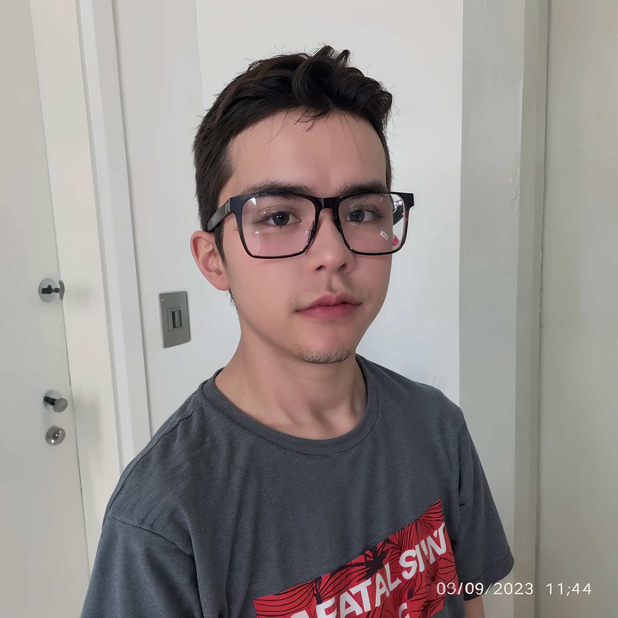 There's a boy in glasses and a gray shirt, imagem frontal, mateus 9 5, caio santos, Alex, Foto realista, imagem de qualidade muito baixa, Directed by: Nandor Soldier, icaro carvalho, Retrato A 1 5 - ano - de idade, Emad Mostaque, 1 6 anos, with glasses on
