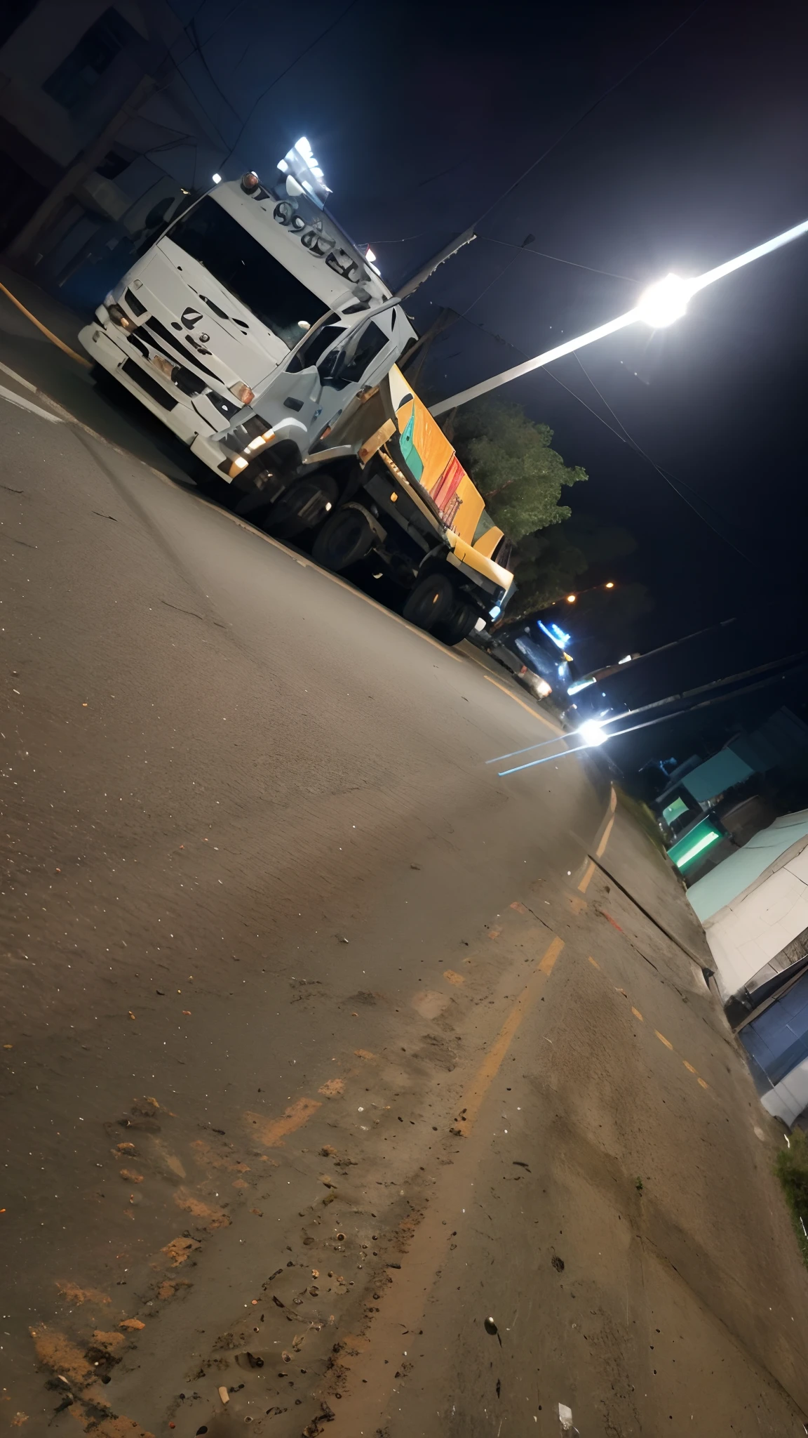 There is a truck that is parked on the side of the road, imagem de qualidade muito baixa, no meio da rua, perspectiva da rua, taken in the early 2020s, em uma rua, on a street at night, foto de rua, noite!!, Noite de rua, non blurry, filmagens noturnas, extremely good lighting, very blurry, Ruas