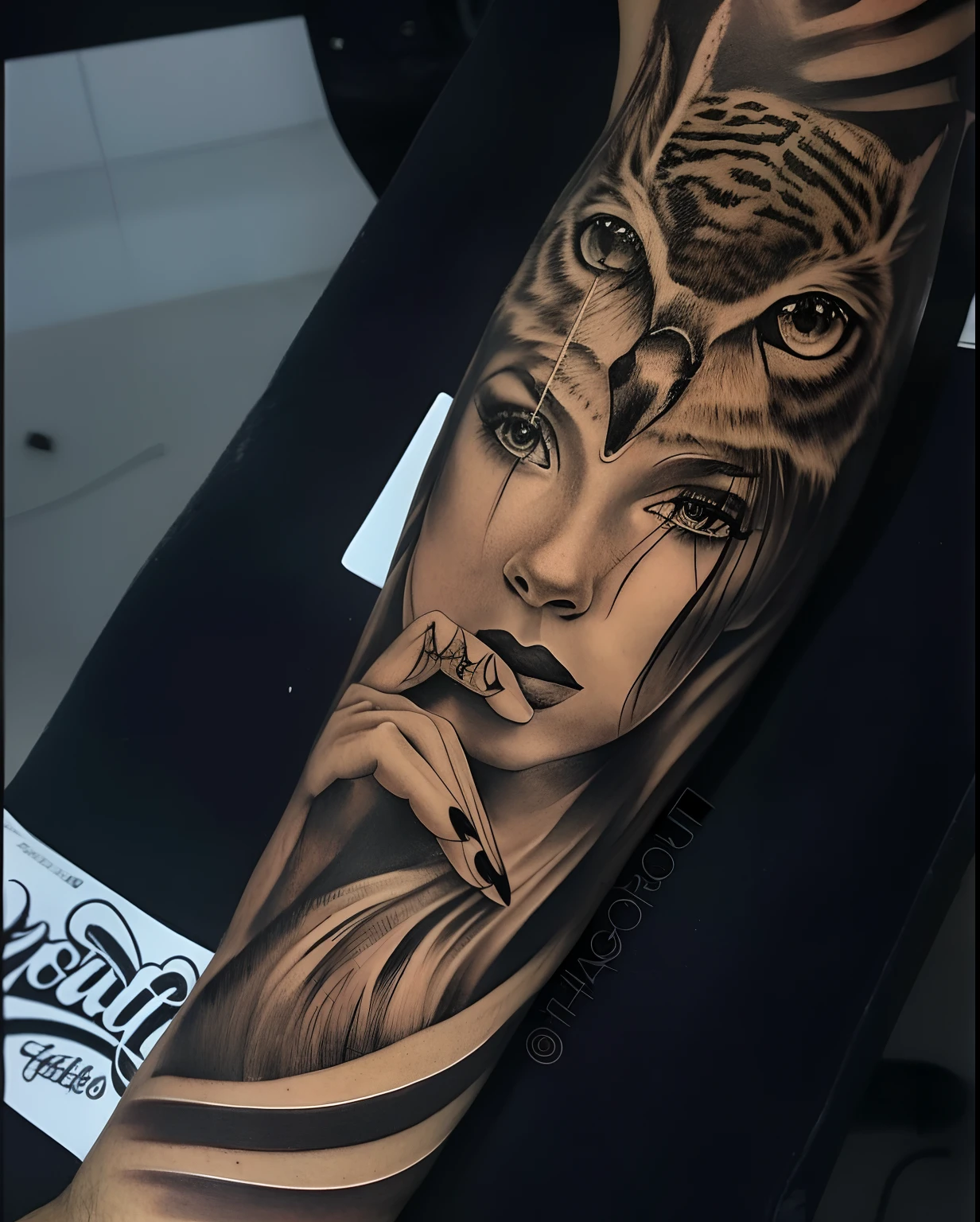 a close up of a person with a tattoo on his arm, tatuagem realismo, rosto e olhos detalhados, Rosto detalhado!!, Rosto e corpo detalhados, Rosto altamente detalhado!!!, mulher detalhada, arte de corpo inteiro altamente detalhada, very sharp and detailed, Rosto detalhado, forearm tattoo, com uma coruja no ombro, grande rosto detalhado, rosto e olhos ultra detalhados