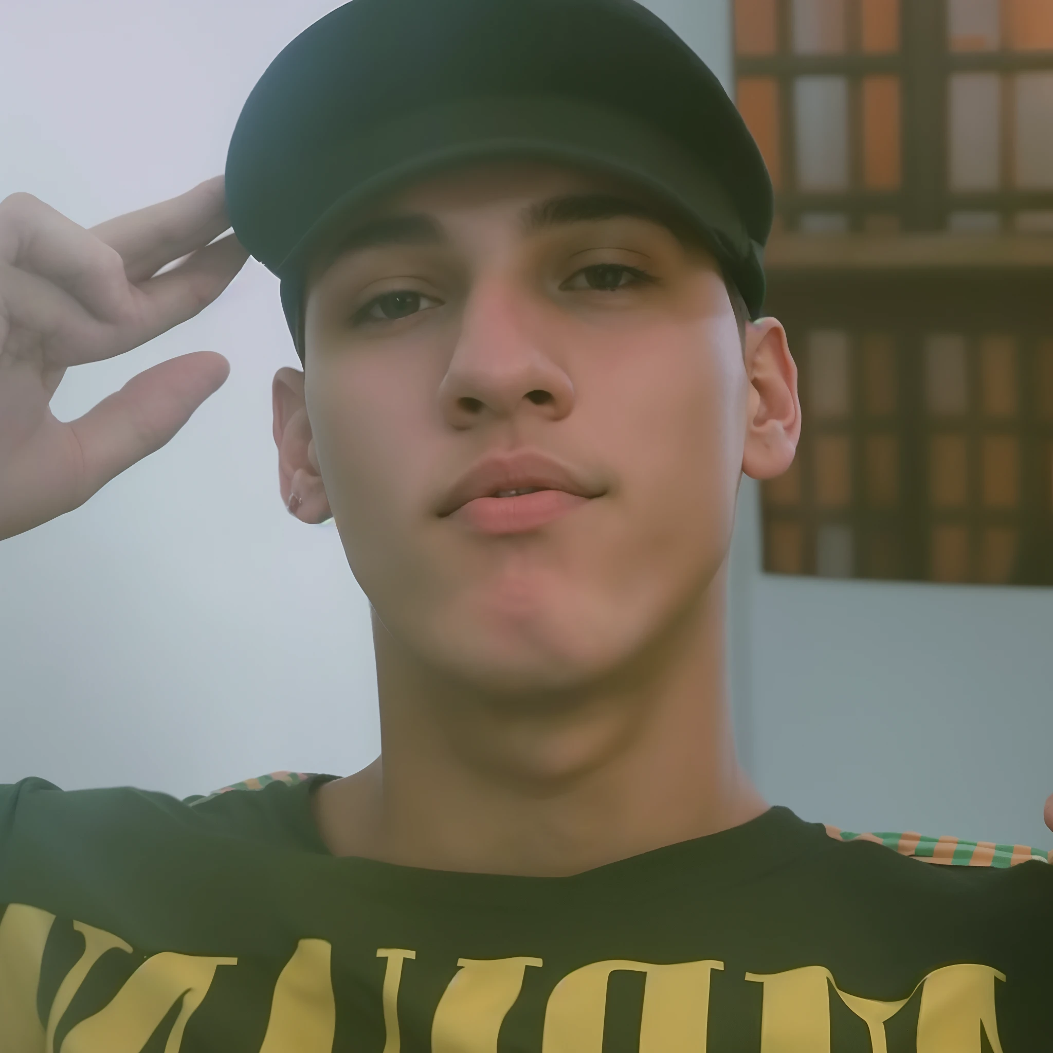 There's a man who's wearing a hat and making a peace sign, caio santos, em torno de 1 9 anos, tommy 1 6 anos de idade, 1 6 anos, 18 anos, 1 7 - ano -  rosto magro, Jerma 9 8 5, Jerma985, imagem frontal, mateus 9 5