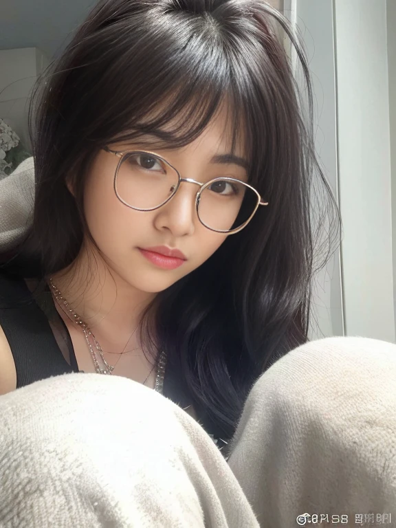 A closeup of a woman wearing glasses and a necklace, Ulzzang, With eye Glasses, com franja, Ela tem cabelo preto com franja, Jinyoung Canela, com franja completa, franja fofa, wearing thin large round glasses, wearing small round glasses, franja de cortina, thick glasses, Jaeyeon Nam, Heonhwa Choe, Retrato de Jossi de Blackpink