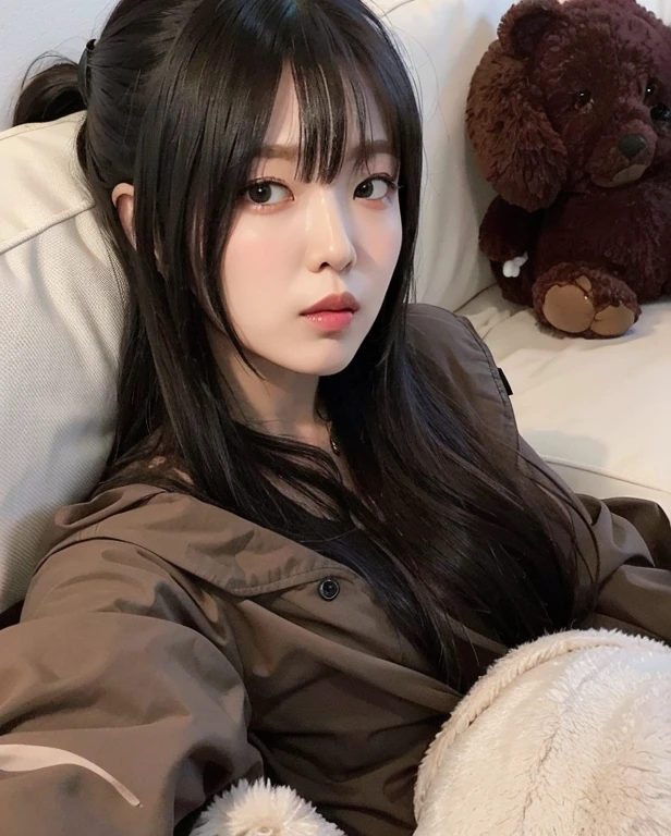 There's a woman sitting on a couch with a teddy bear, Ela tem cabelo preto com franja, Ulzzang, Chiho, com franja, com franja completa, O corte Hime, 19-year-old girl, Yoshitomo Nara, Shikami, cabelo comprido com franja completa, Lalisa Manobal