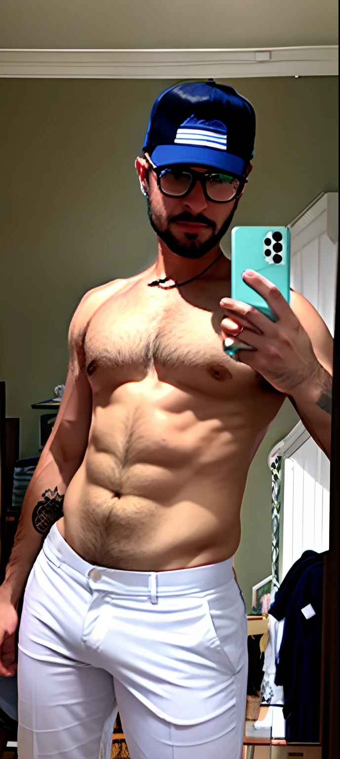 Man in white pants and cap taking selfie, foto fit, imagem de corpo inteiro, (38 anos), ele tem 3 5 anos, Homem sexy, thicc, 2 4 - ano - homem de idade, Prefeito, not shirt, corpo em forma, em forma, 2 3 anos, Homem de 30 anos, Gay