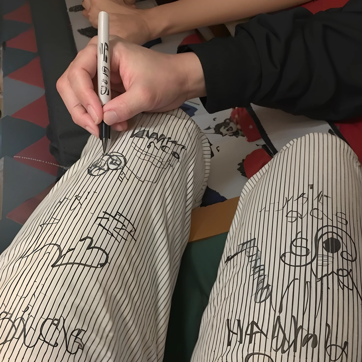 Someone is writing on a pair of pants with a writing on them, con algunas cartas escritas a mano, Primer plano en las piernas, Dibujado a mano, Garabateado, dibujado a mano, cuidadosamente dibujado, Alien Writing, Firmas, manuscrito, Piernas detalladas que se ciernen sobre ti, Piernas de tiro detalladas, Obra maestra!!!, Garabatos, Obra maestra!!, Garabatos