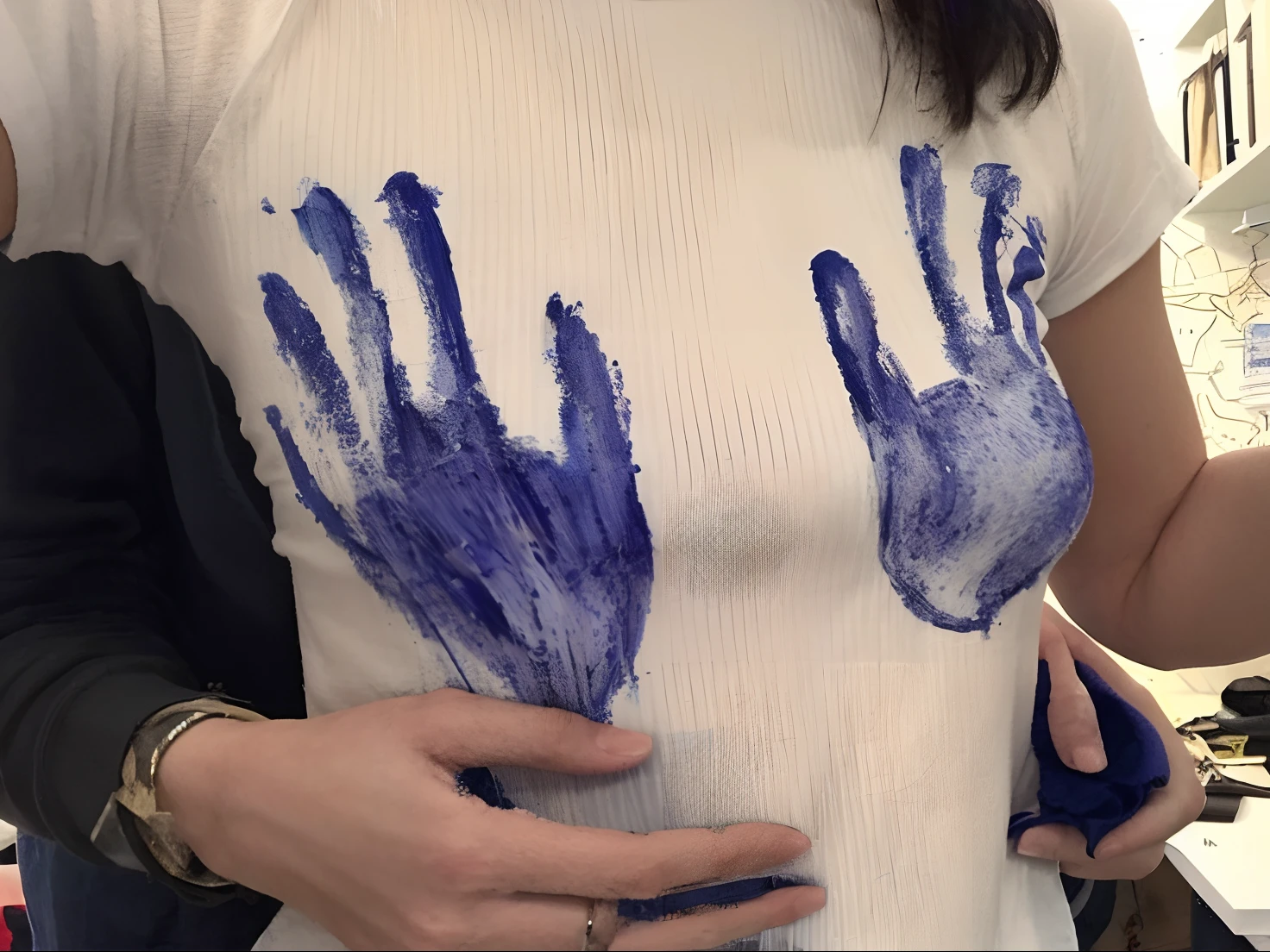 Mujer con una camisa blanca con huellas de manos azules, inspirado por Yves Klein, Ropa hecha de venas, camiseta azul ajustada, Arte de la camisa, Artista vistiendo sucio, camiseta mojada, manchas de sangre en la camisa, camiseta mojada, con camisa ajustada, Mano en la cadera, pintura corporal azul, camiseta mojada, hands behind your back, Camisa mojada