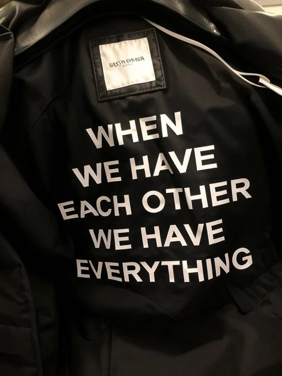 Un primer plano de una chaqueta con una etiqueta, Todo, very aesthetic leather jacket, Ropa, Everything is tidy, Tendencias en R/streetwear, en todas partes, holding each other, uno frente al otro, Fin de todo, Tomada con una Nikon, Ropa completa, ropa, lo que sea, streetwear, Tomada en un iPhone, Llevar chaqueta, Ropa detallada, Ropa futura