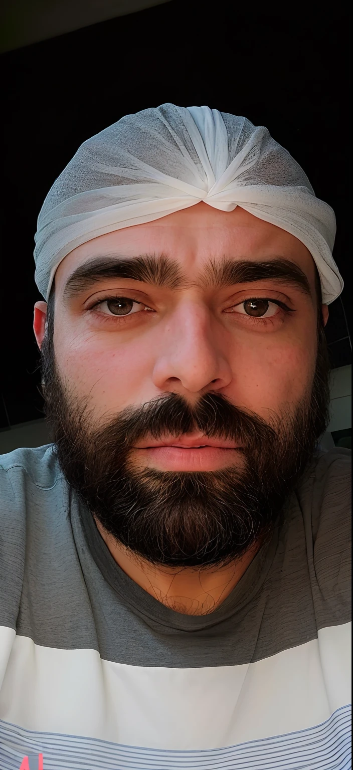 Man with a plastic cap on his head and beard, Fotografia selfie 8k, olhar horrorizado em seus olhos, rosto machucado, real life photo of a syrian man, Aykut Aydogdu, rosto exausto close up, tears running down face, selfie de um homem, cara com barba, imagem do rosto, Rosto altamente detalhado de 8k, tired face