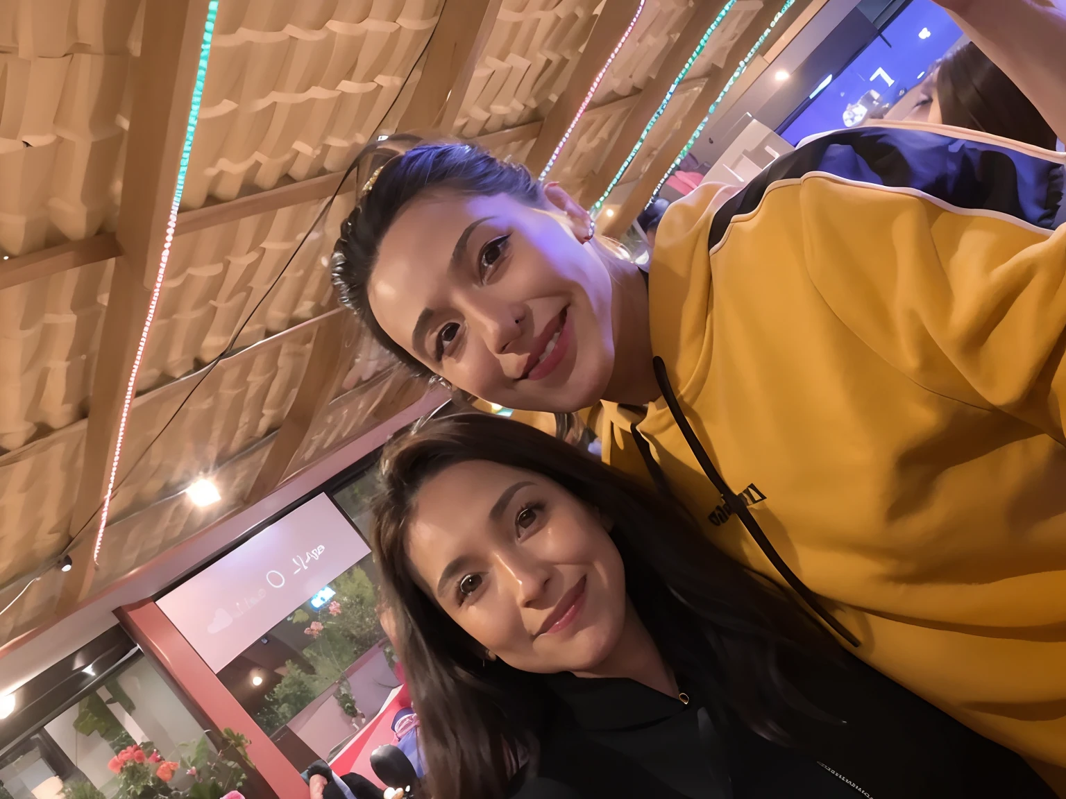 Hay un hombre y una mujer de pie juntos en un restaurante, Imagen de perfil, taken in the early 2020s, Foto tomada en 2 0 2 0, imagen de muy muy muy baja calidad, momma and papa, Foto de perfil, foto de perfil, reddit post, imagen borrosa, Imagen sincera, 8K sin desenfoque, Facebook Post, 30-year-old woman