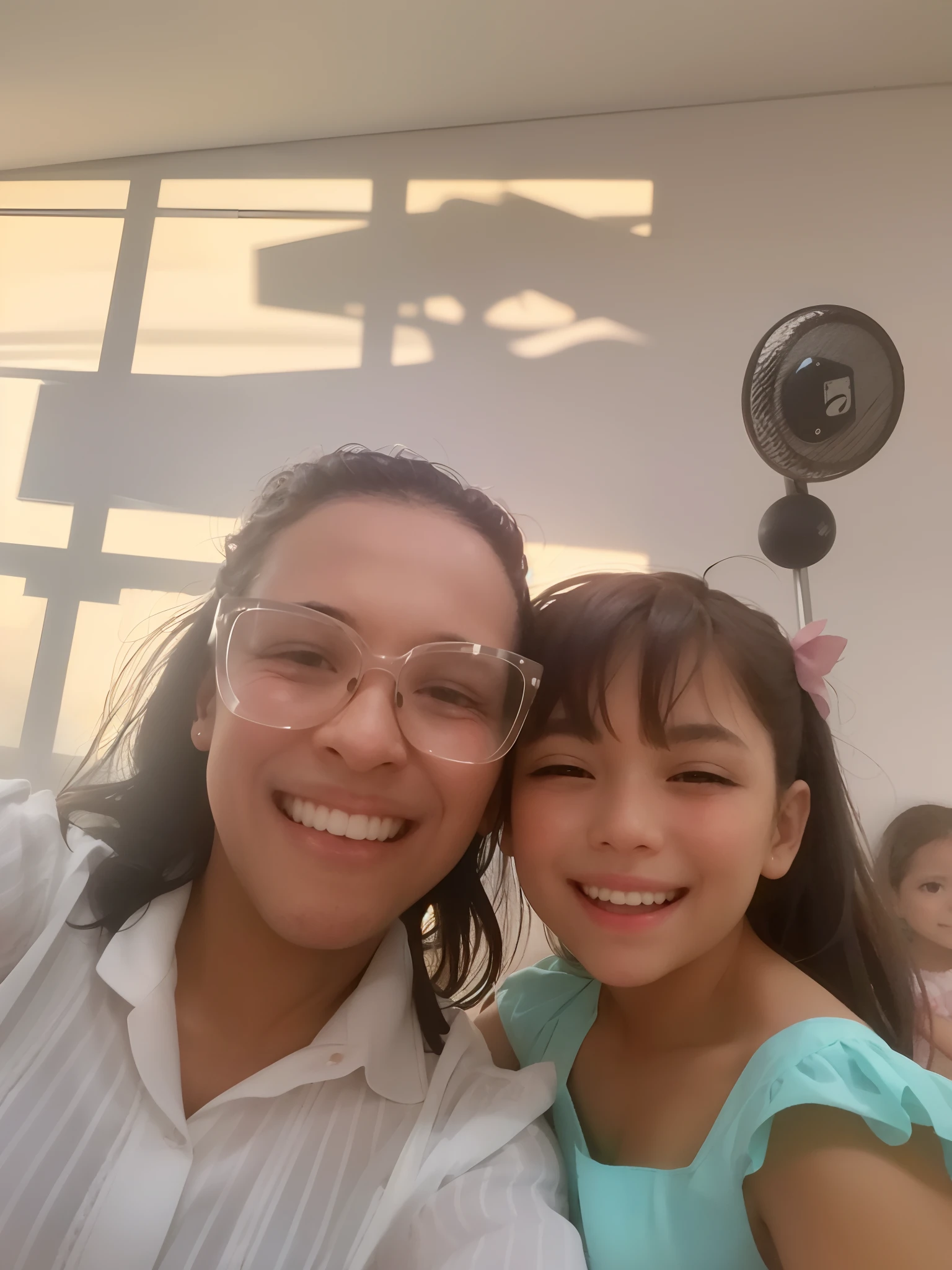 there is a woman and a girl that are posing for a picture, imagem de qualidade muito baixa, with a kid, Fgrafia selfie 8k, foto de baixa qualidade, both smiling for the camera, Postagem 4k, 4 k post, qualidade muito baixa, muito bobo olhando, Isabela Moner, happily smiling at the camera, imagem de perfil, Foto realista