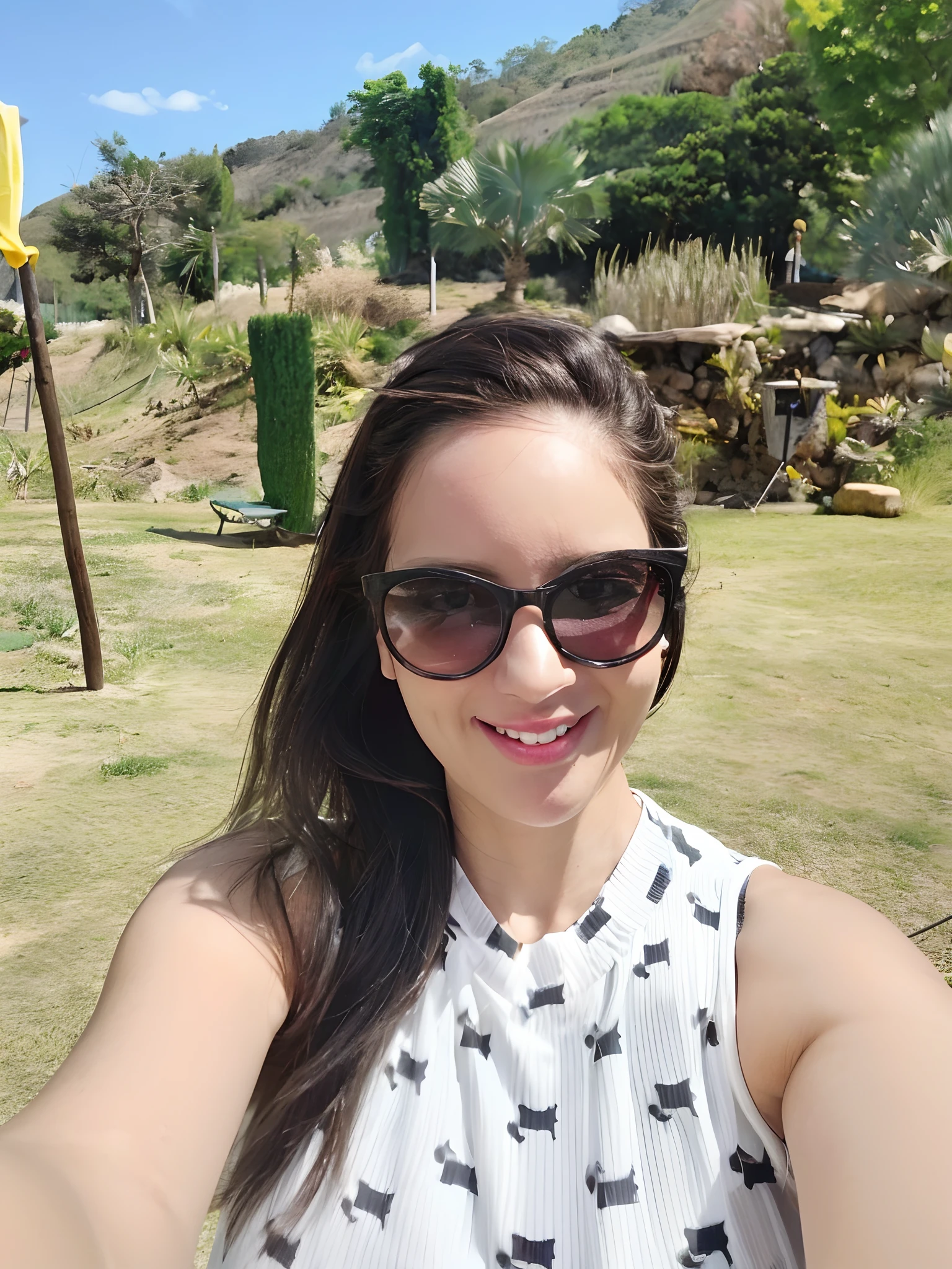 There's a woman taking a selfie in a park with a banana, 3 0 anos de idade mulher, Mulher de 30 anos, imagem do avatar, Alanis Guillen, Adriana DXIM, Hora do dia ensolarado, com montanhas ao fundo, Ayahausca, imagem de perfil, fernanda suarez, em um dia ensolarado, foto selfie, selfie de uma jovem mulher