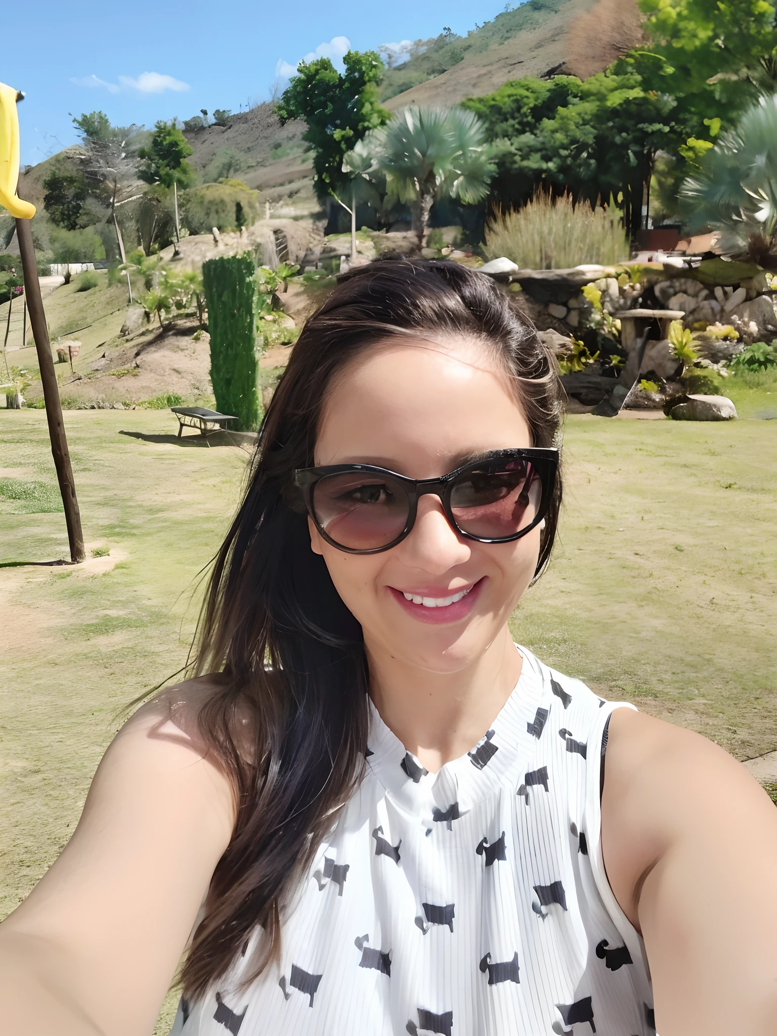 There's a woman taking a selfie in a park with a banana, 3 0 anos de idade mulher, Mulher de 30 anos, imagem do avatar, Alanis Guillen, Adriana DXIM, Hora do dia ensolarado, com montanhas ao fundo, Ayahausca, imagem de perfil, fernanda suarez, em um dia ensolarado, foto selfie, selfie de uma jovem mulher