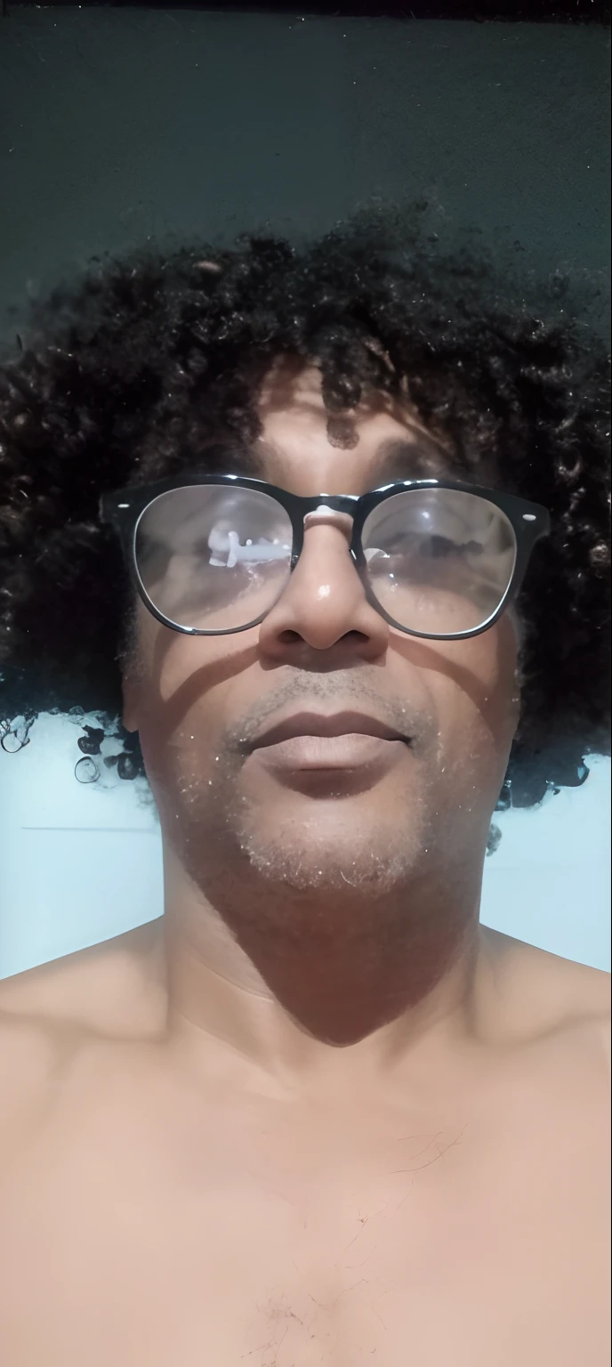 There's a man with an afro and glasses on his head, com afro, Homens de 45 anos, salvador, Homem de 4 0 anos, afro, afro encaracolado, Homem de 5 0 anos, icaro carvalho, cerca de 3 5 anos, sem barba, david rios ferreira, edu souza, imagem frontal, taken in the early 2020s