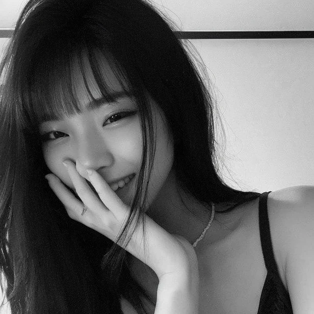 Araffe woman with long hair and a black bra top smiling, Ela tem cabelo preto com franja, com franja, com franja completa, Lalisa Manobal, Heonhwa Choe, franja fofa, 🤤 retrato da menina, Mulher sul-coreana bonita, Gongbi, menina coreana, com um sorriso sedutor, linda mulher coreana jovem, Ulzzang
