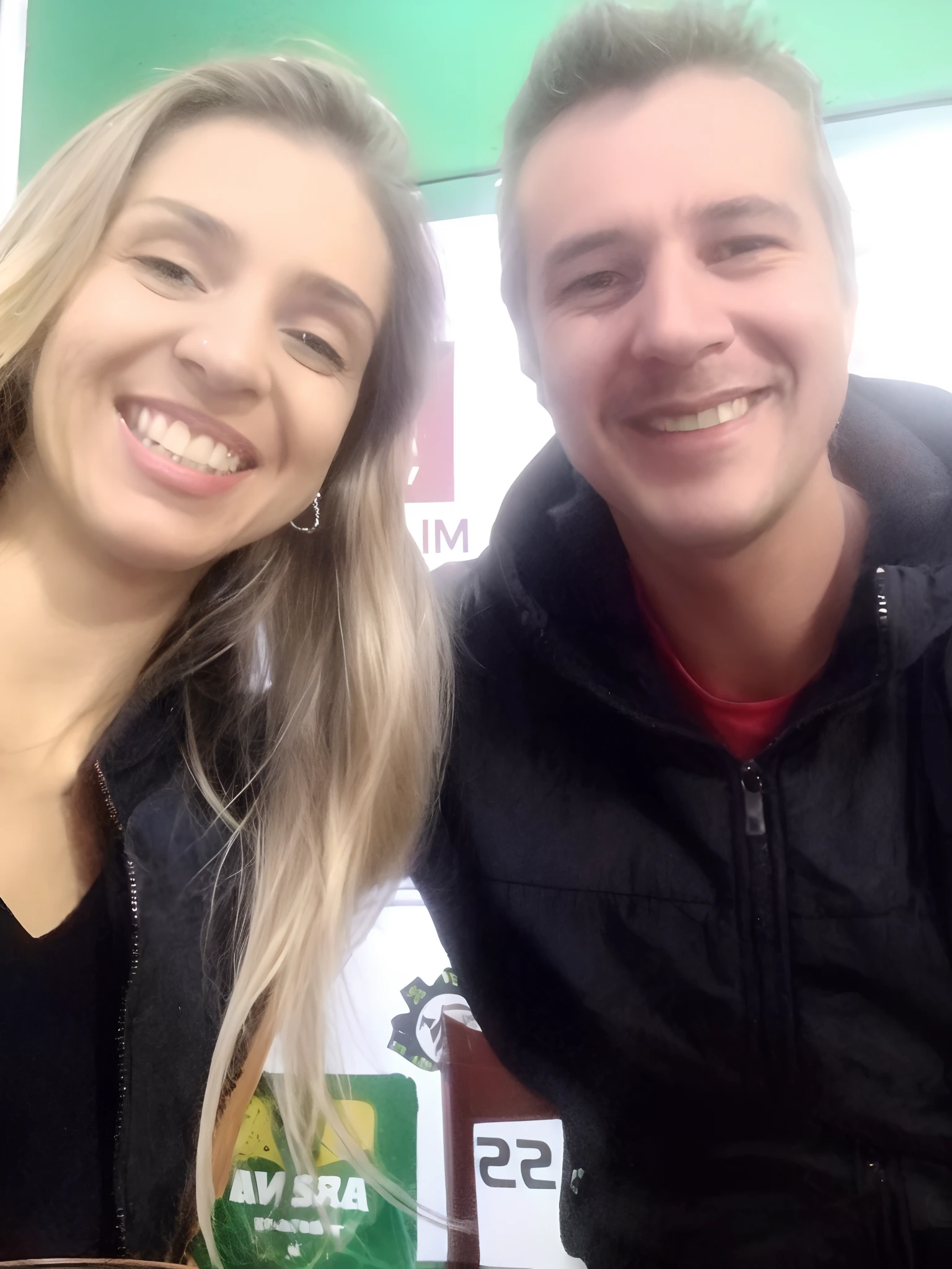 casal sorridente sentado em uma mesa com cerveja e uma cerveja, by Amelia Peláez, Directed by: Willian Murai, Directed by: Nandor Soldier, Beto Val, Malika Favre, andrea rocha, mateus 9 5, Directed by: Luis Miranda, Directed by: Emma Rios, Directed by: Felipe Seade, Directed by: Robert Combas, Directed by: Giorgio Cavallon
