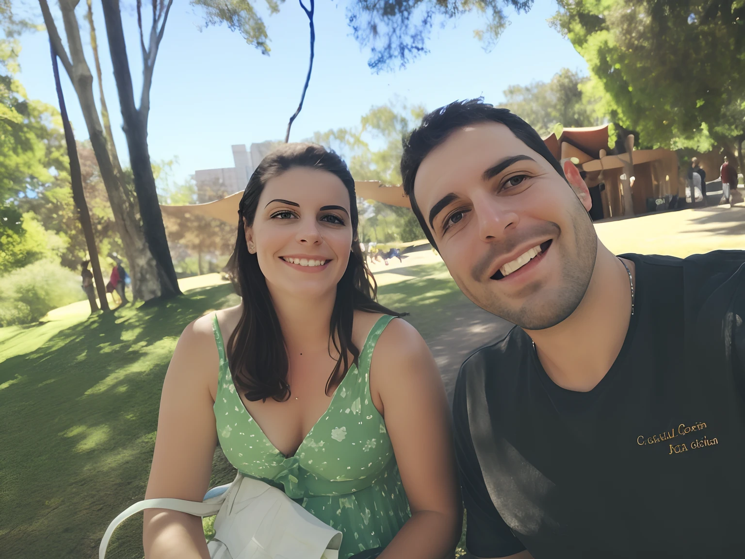 there is a man and a woman sitting on a bench in the park, Parque em segundo plano, em um parque, no parque em um belo dia, Directed by: Nandor Soldier, Casal feliz, no parque, trees in the background, com um parque ao fundo, divertindo-se, par, In Sao Paulo, no Parque