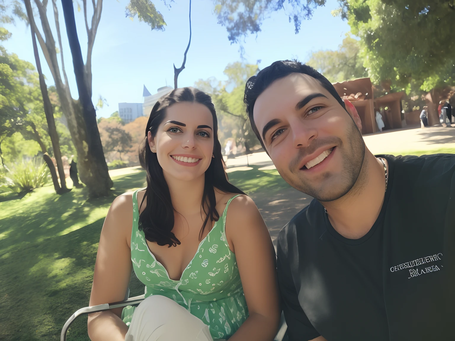there is a man and a woman sitting on a bench in the park, Parque em segundo plano, em um parque, no parque em um belo dia, Directed by: Nandor Soldier, Casal feliz, no parque, trees in the background, com um parque ao fundo, divertindo-se, par, In Sao Paulo, no Parque