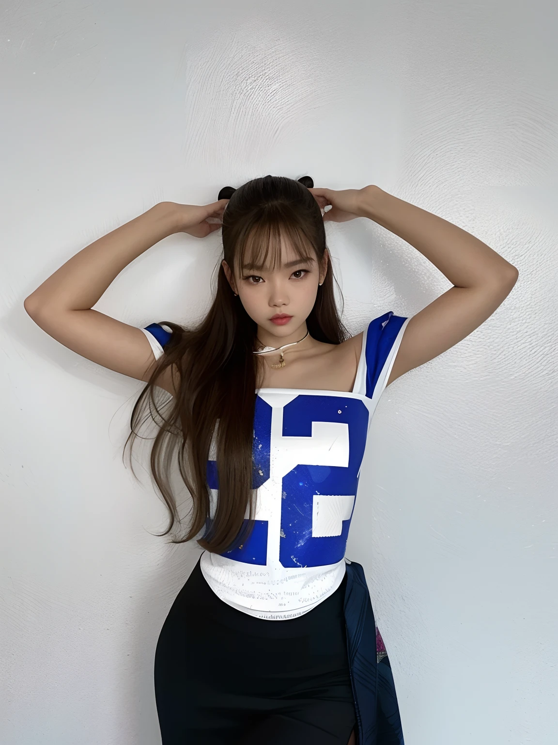 Asian woman araffed in a tight black skirt and a white and blue shirt, Lalisa Manobal, Lalisa Manoban do Blackpink, jennie blackpink, Parque Roseanne do Blackpink, jossi do blackpink, Retrato de Jossi de Blackpink, com franja, com franja completa, com ombreiras, she is 2 3, foto de perfil, tshirt azul apertada