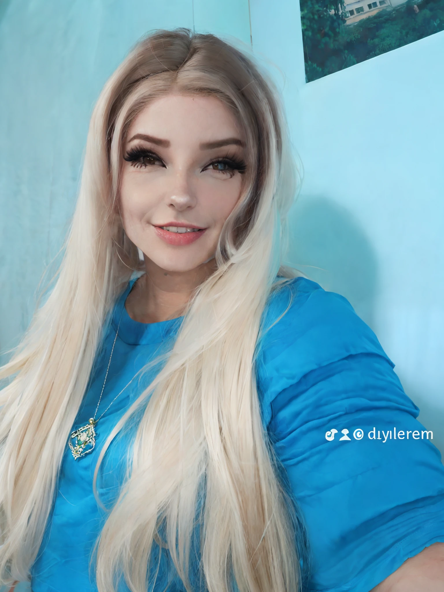 Mulher loira com cabelo longo e camisa azul posando para uma foto, cabelos loiros extremamente longos e grossos, Marischa Becker, angelawhite, Ayahausca, Mulheres de 40 anos, Adriana DXIM, imagem frontal, longos cabelos loiros e olhos grandes, Mulher de 30 anos de Cuba, Parece Fabiula Nascimento, olhar bonito