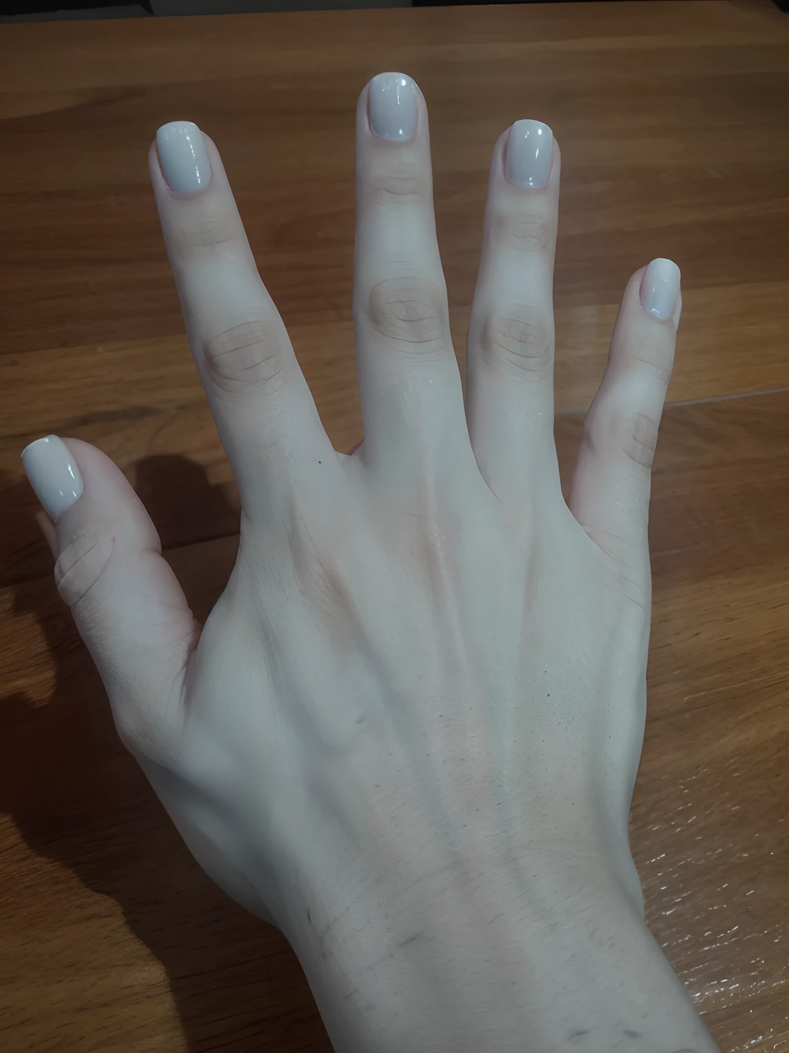Transforme as unhas em longas unhas femininas e pinte elas de preto