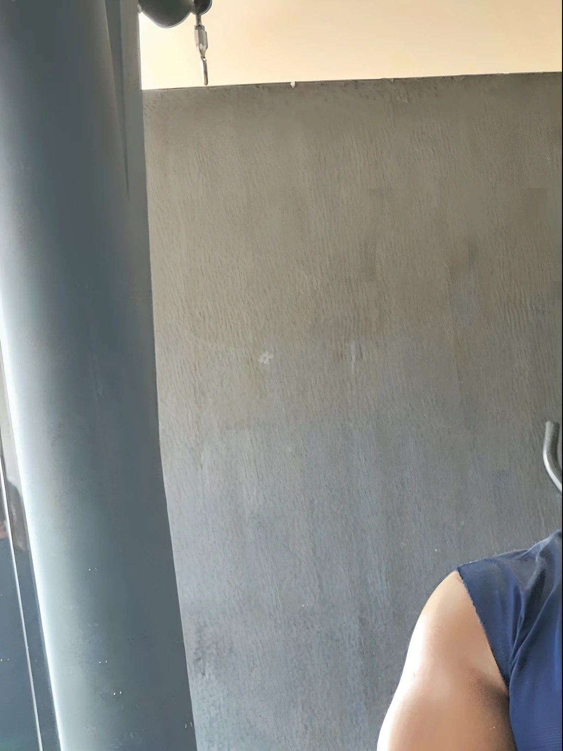 There's a man who's standing in a gym, foto fit, 3 6 anos, malhar, 38 anos, coxas musculosas, 3 2 anos, legs and arms, 35 anos, 3 5 anos, 2 9 anos, pernas fortes, 2 7 anos, em uma academia, in good physical shape, pernas do peito