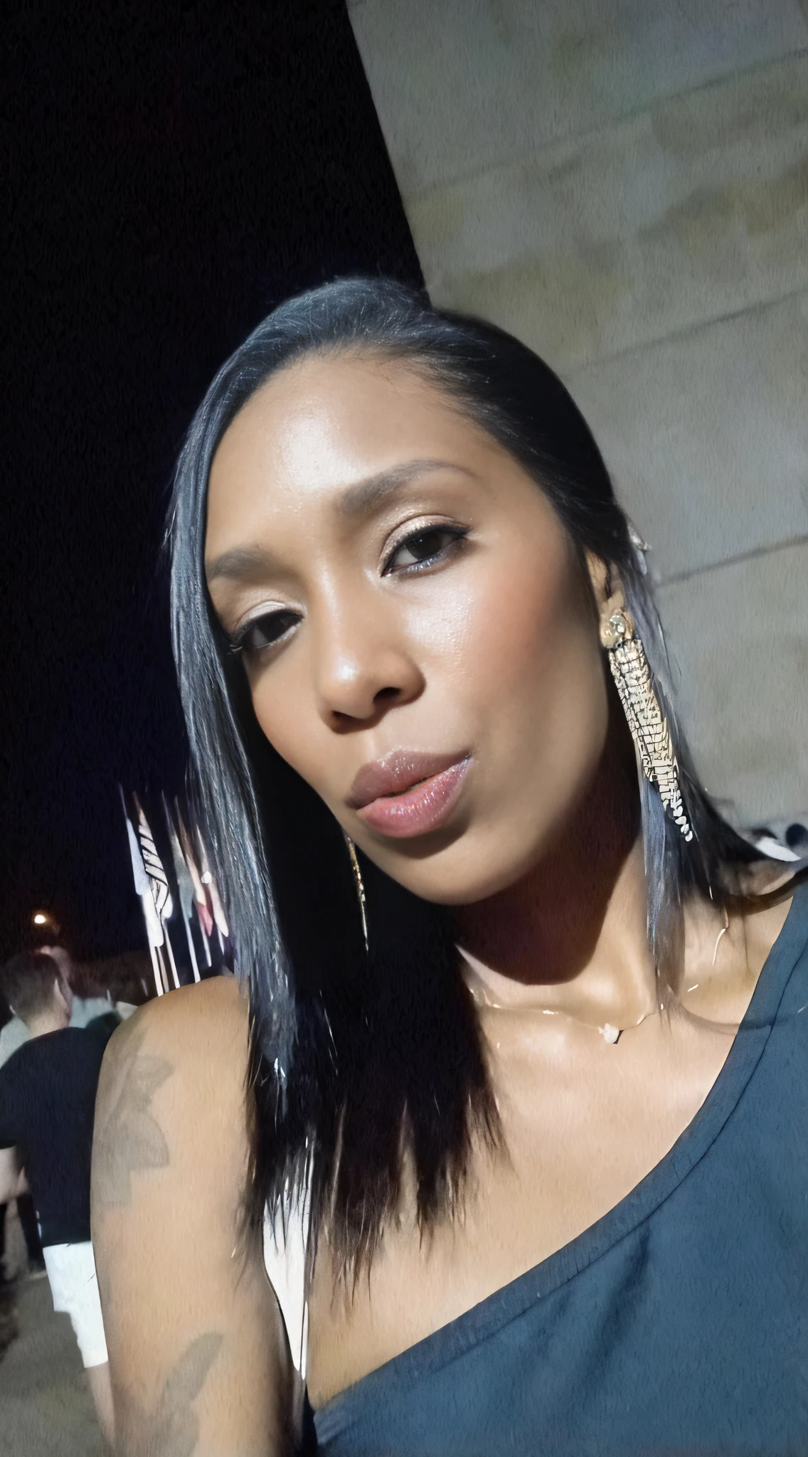 There is a woman with a tattoo on her arm and a cell phone, Mulher de 30 anos de Cuba, taken in the early 2020s, foto de uma mulher negra, imagem de perfil, taken in the late 2010s, Mulher francesa de 30 anos, Mulher de 30 anos, 3 0 anos de idade mulher