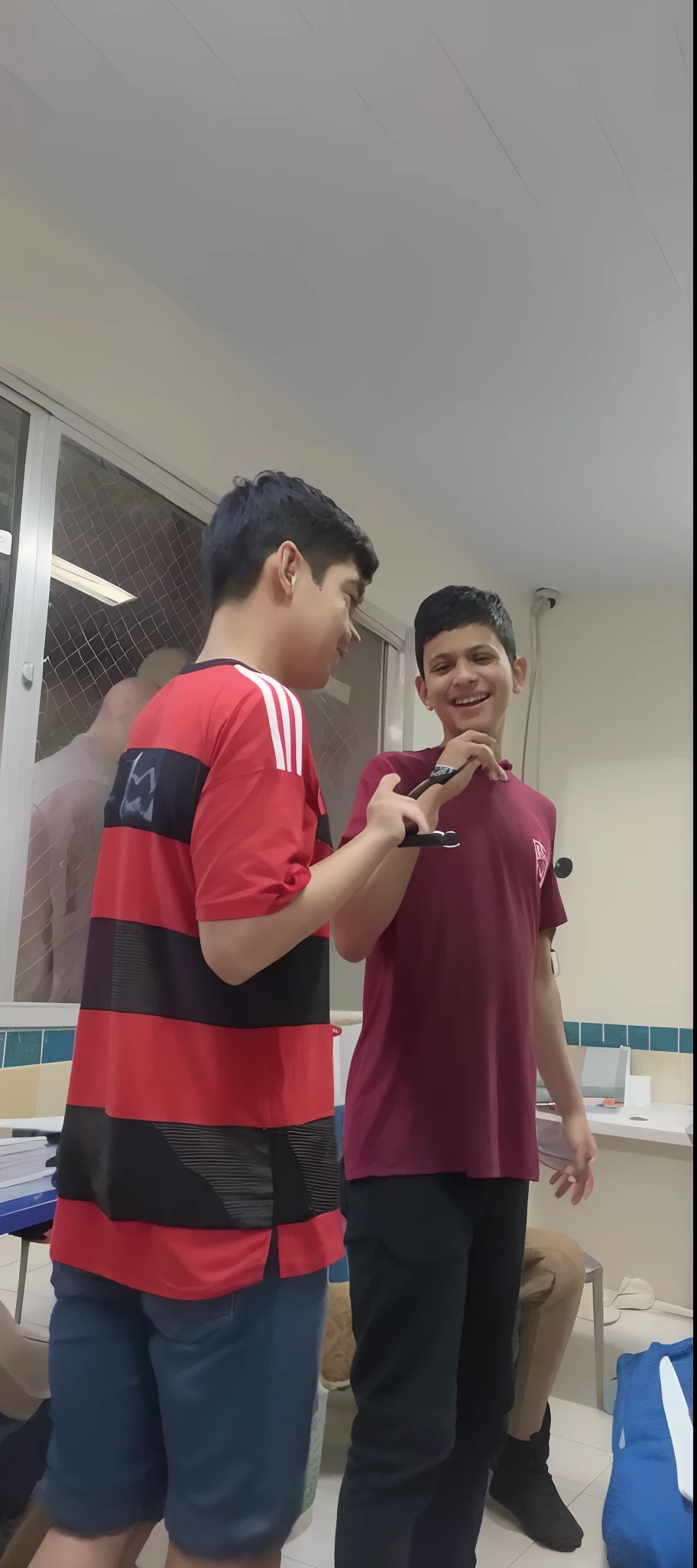 It's two boys standing in a room with a laptop, ambos rindo, rindo e brincando, Petros e Leonid, Directed by: Rafail Levitsky, mutahar rindo, fotografia, imagem de qualidade muito baixa, Bowater Charlie e Brom Gerald, John Picacio e Brom, brincando de camisa rindo, Directed by: Jay Hambidge, Directed by: Siona Shimshi