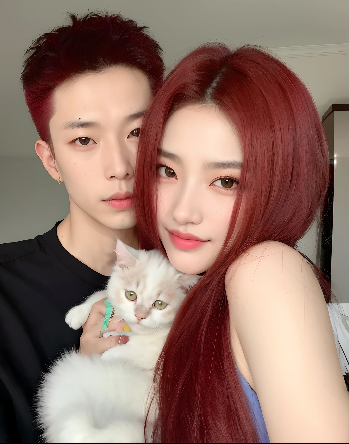 Hay dos personas que posan para una foto con un gato en brazos de la chica y el chico con rostro de yoongi, chica rostro de ulzzang atractiva, cabello rojo.