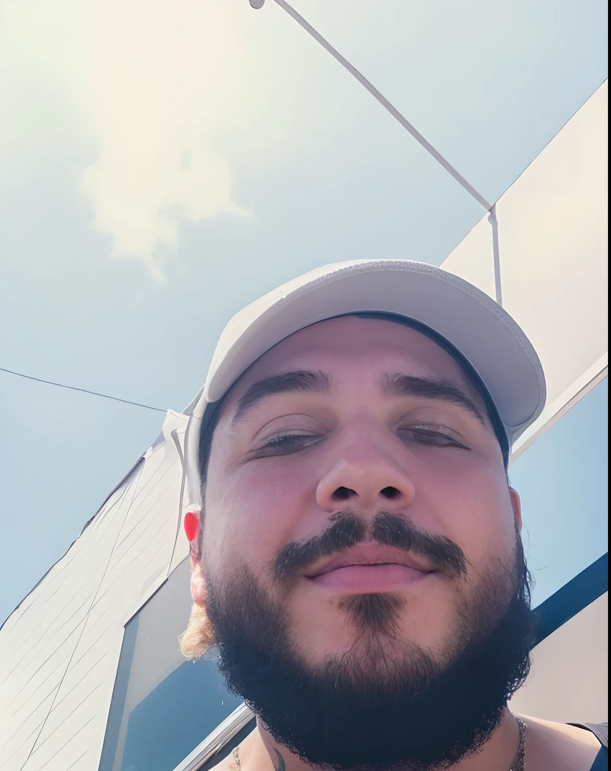 there is a man with a beard and a hat on, Fotografia selfie 8k, taken in the early 2020s, selfie de um homem, instagram story, imagem de qualidade muito baixa, foto de baixa qualidade, foto de perfil, em torno de 1 9 anos, david rios ferreira, 2 9 anos, foto de perfil 1024px, post malone