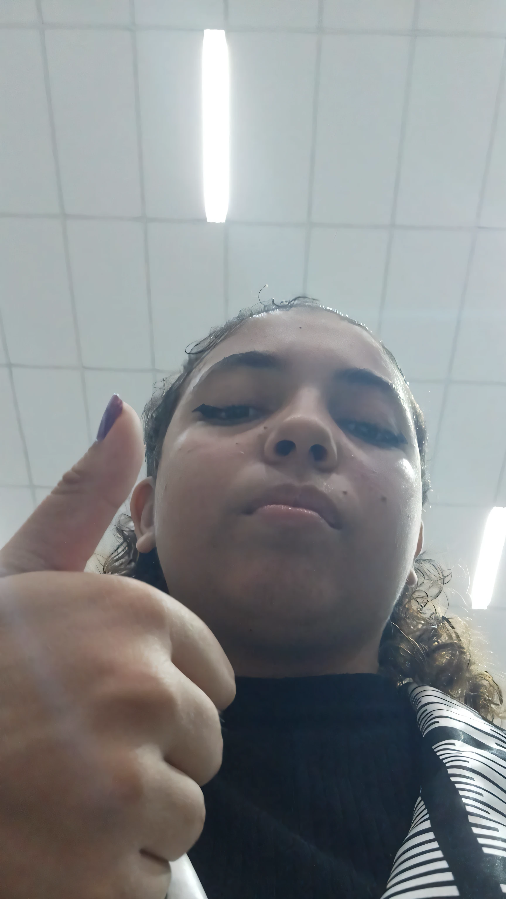 There's a woman who's giving a thumbs up sign, Selfie!!!!!, Parece Fabiula Nascimento, imagem de qualidade muito baixa, middle finger, giving the middle finger, foto de baixa qualidade, fotografia de baixa qualidade, foto Selfie, iphone Selfie, giving a thumbs up to the camera, imagem frontal, taken with the best dlsr camera, granulado de baixa qualidade