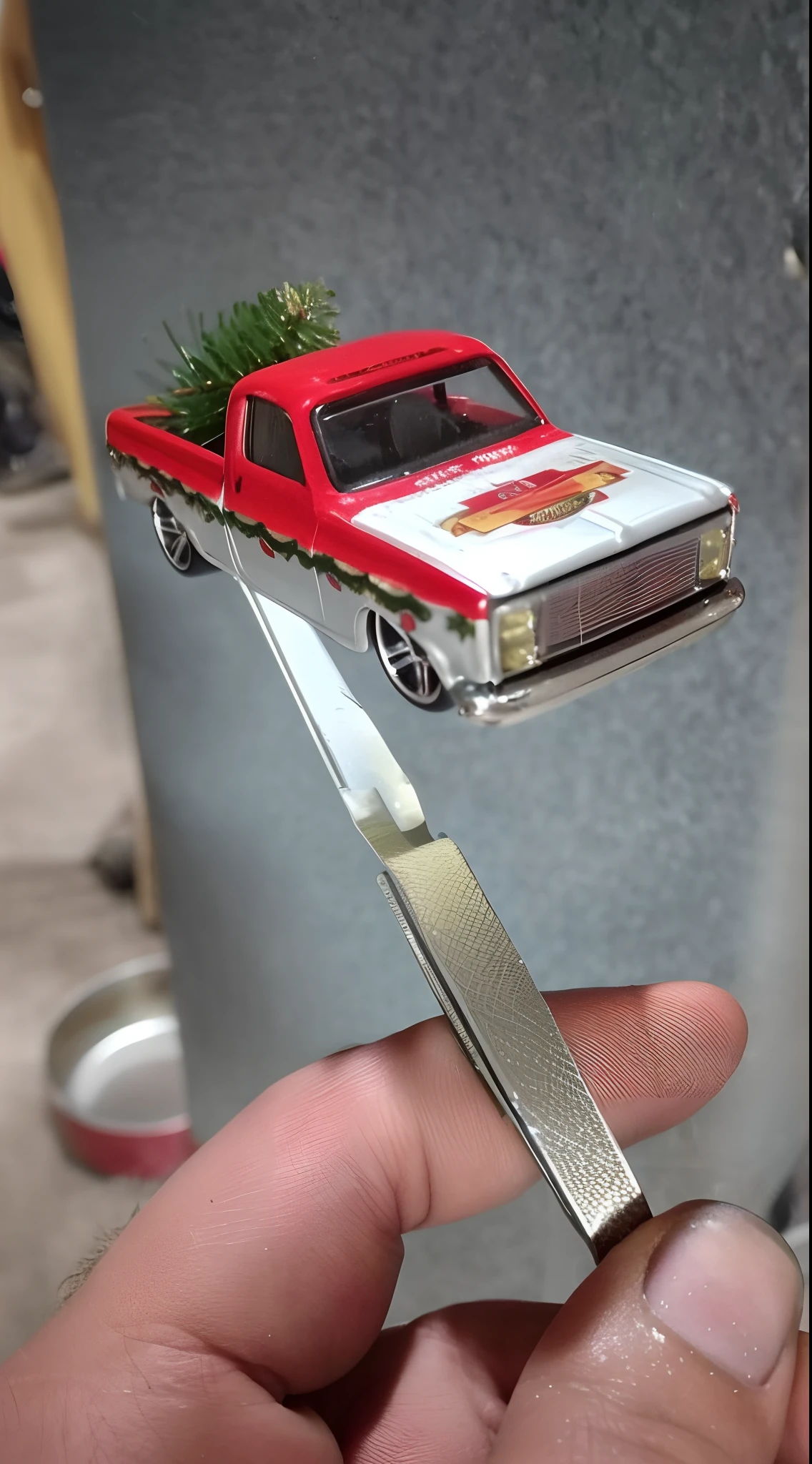 Someone is holding a red toy car with a Christmas tree on top of it, very realistic, carro finamente detalhado, micro detalhado, impossivelmente detalhado, muito realista, Detalhe super preciso, muito hiper-realista, insanamente detalhado c 10.0, micro detalhe, um hiper realista, detalhes precisos, muito hiper realista, Detalhes adicionais, Detalhe muito completo, High detail!!!