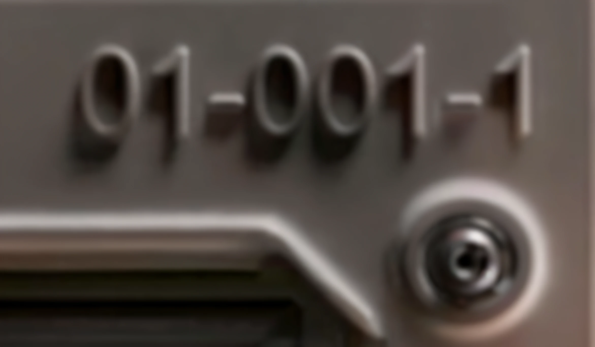A close-up of a metal door with a number, Timestamp, Primer plano, closeup photograph, Primer plano medio, Primer plano medio, Primer plano, Primer plano, Toma de retrato en primer plano, Toma de retrato en primer plano, Vista de cerca, Vista de primer plano, Vista de primer plano, Un primer plano, Artefacto JPEG pesado borroso