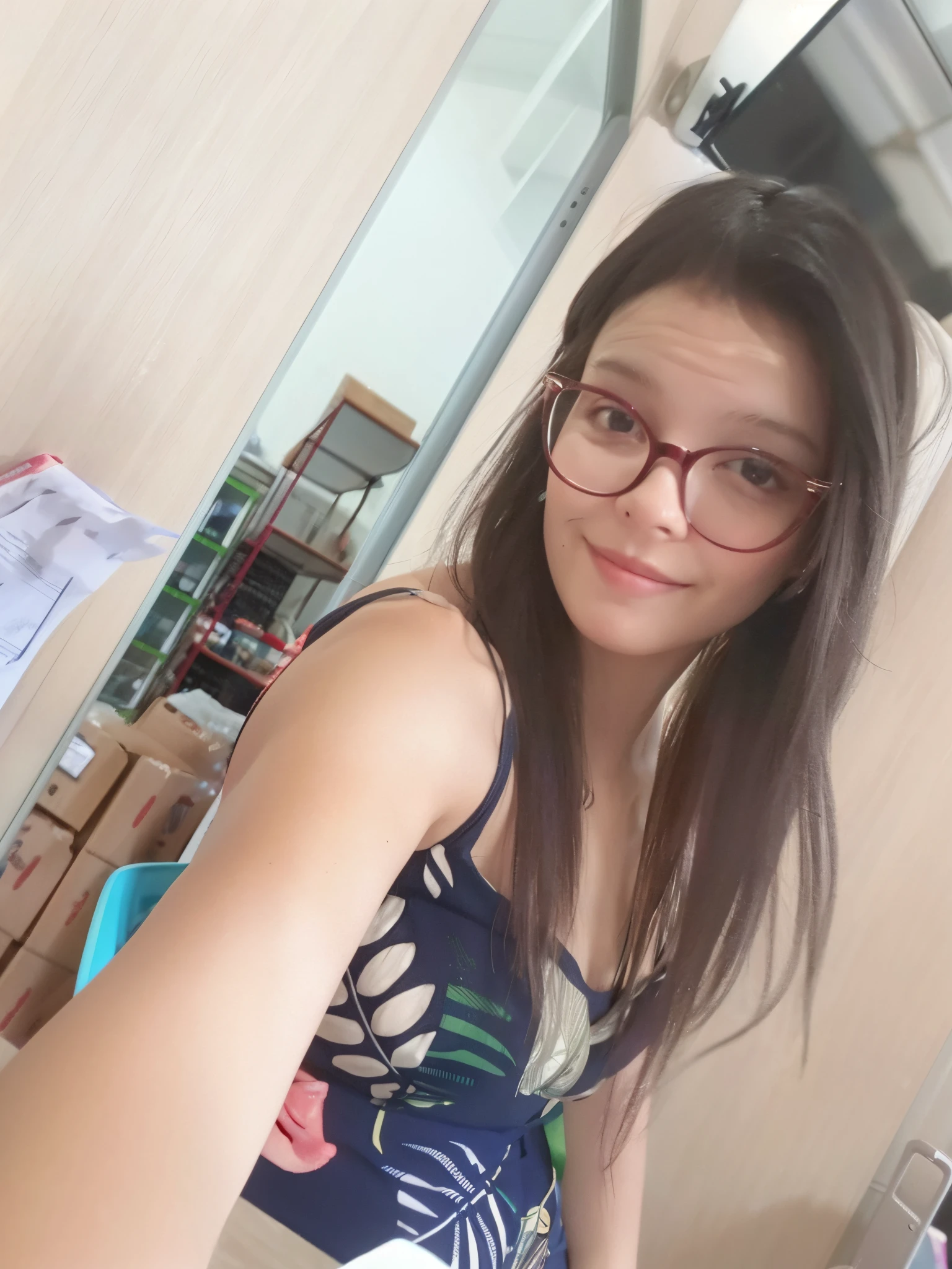 there is a woman taking a selfie with her cell phone, 18 anos, With eye Glasses, 2 3 anos, 2 2 anos, with glasses on, 21 anos, 2 4 anos, 2 8 anos, 2 7 anos, Foto POV, 1 6 anos, foto selfie, 1 8 I, em torno de 1 9 anos