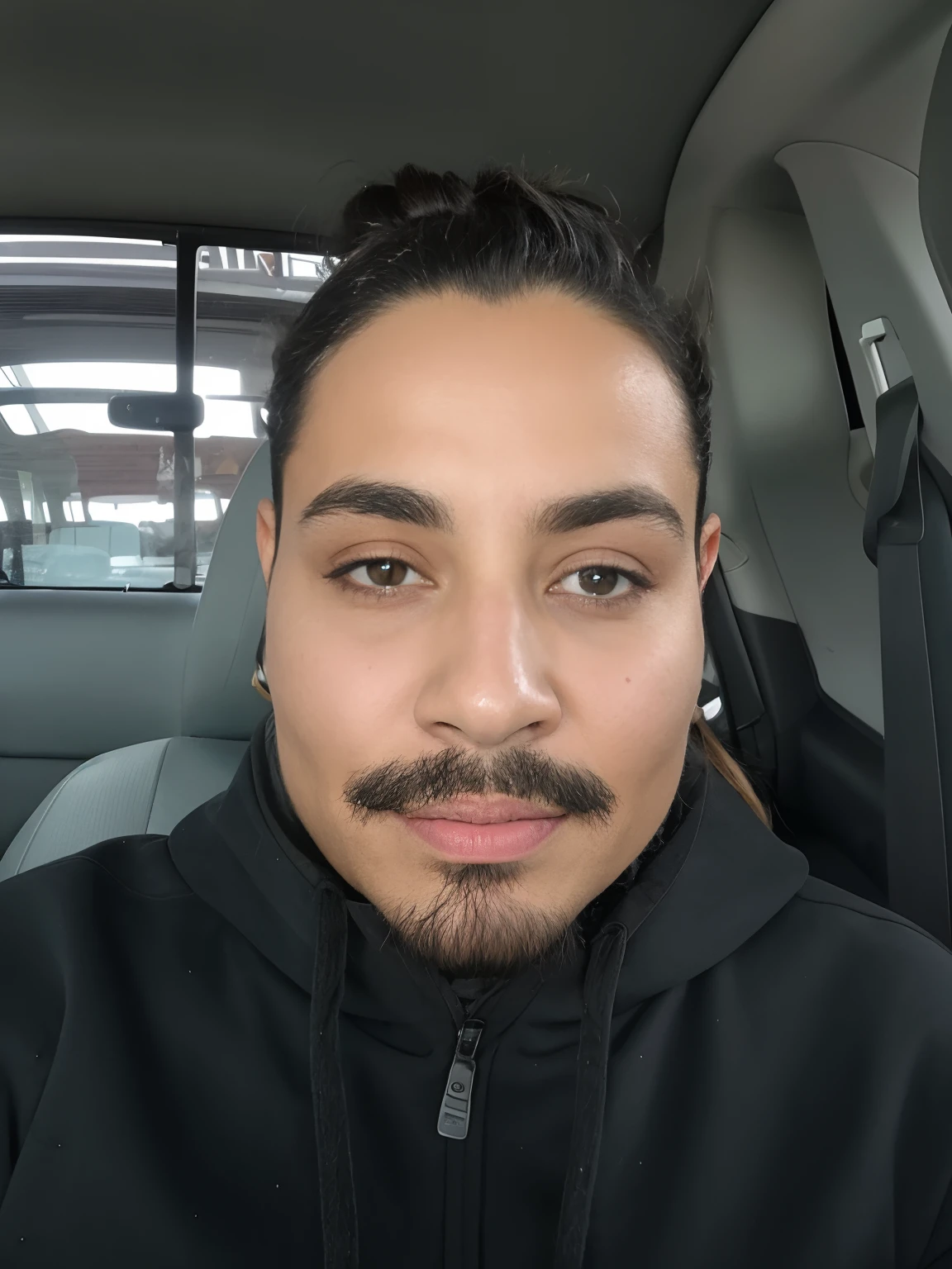 Hombre con barba y chaqueta negra en un coche, Bigote mexicano, Cara muy detallada, 2 7 years old, 2 9 years old, 2 8 years old, Cara sudorosa, 3 2 years old, 38 years old, about 3 5 years old, Cara texturizada rugosa, Cara real detallada, 3 6 years old, ojos pesados hacia un lado